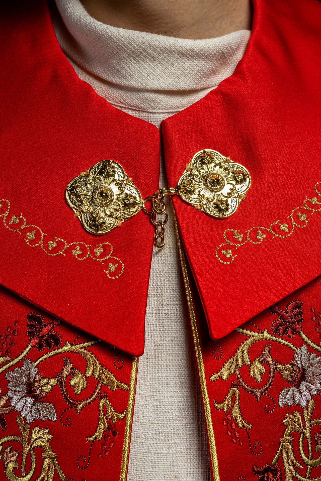 Kapa liturgiczna haftowana IHS w kolorze czerwonym - ORNATY.PL