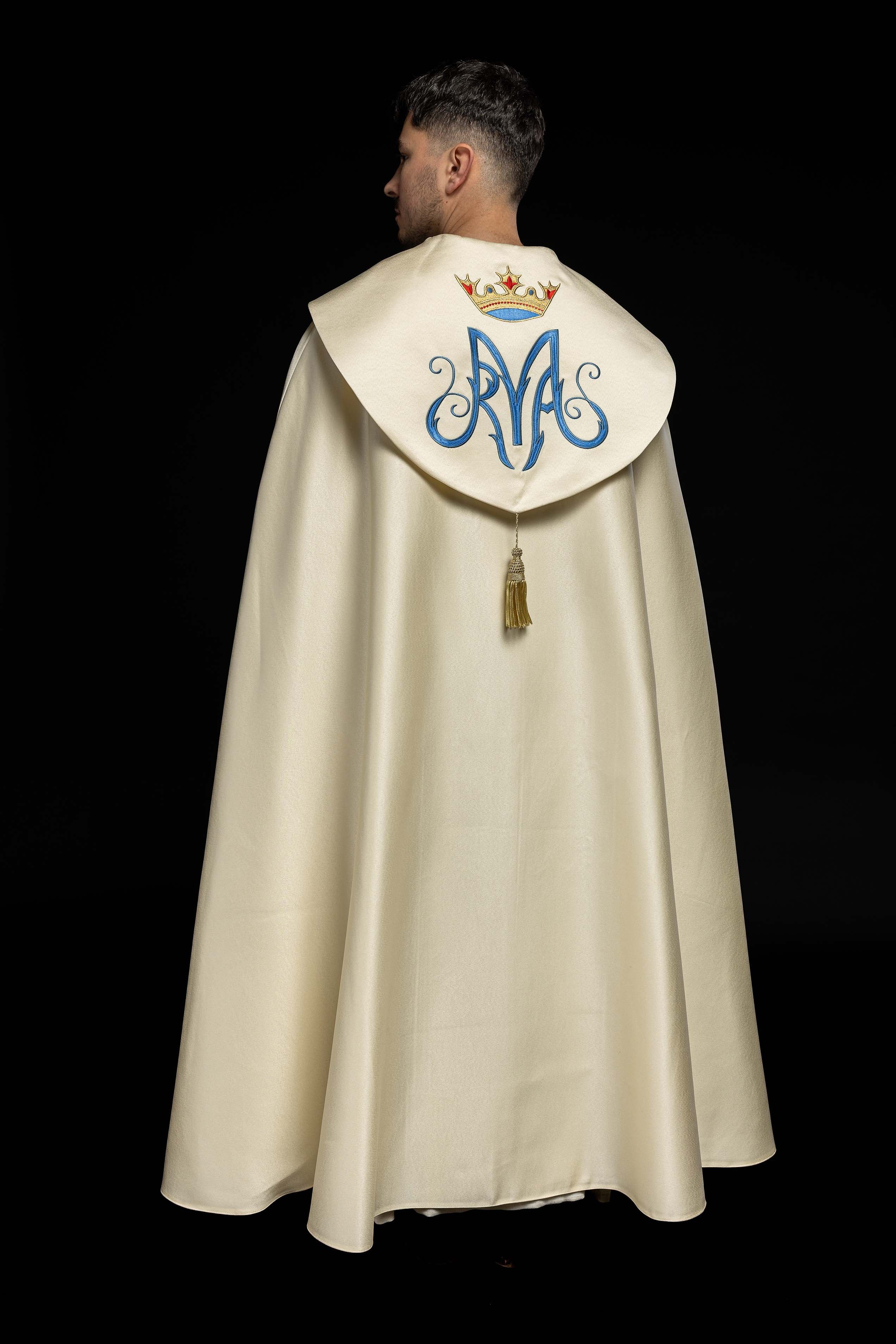 Capa pluvial bordada mariana crua