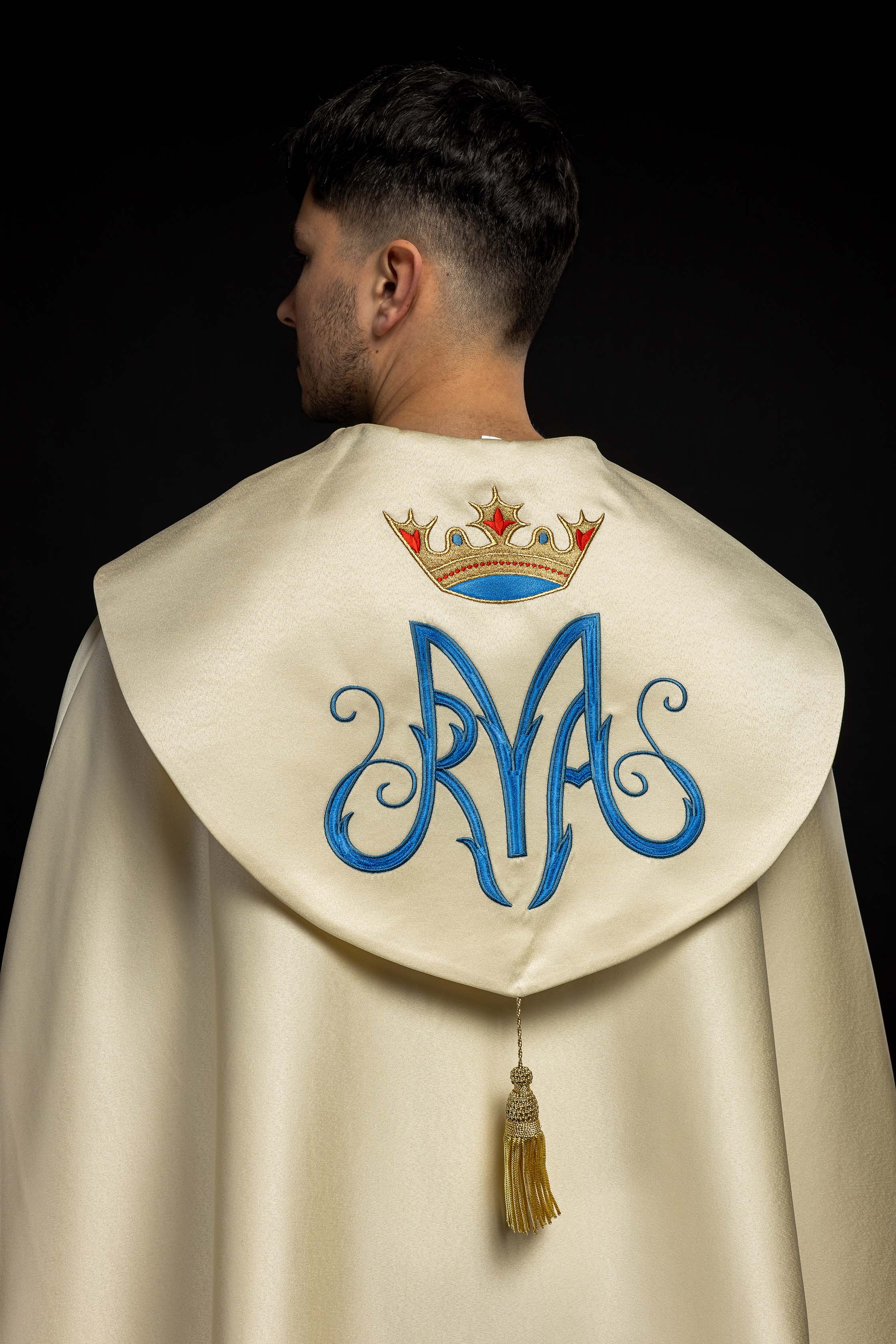 Capa pluvial bordada mariana crua