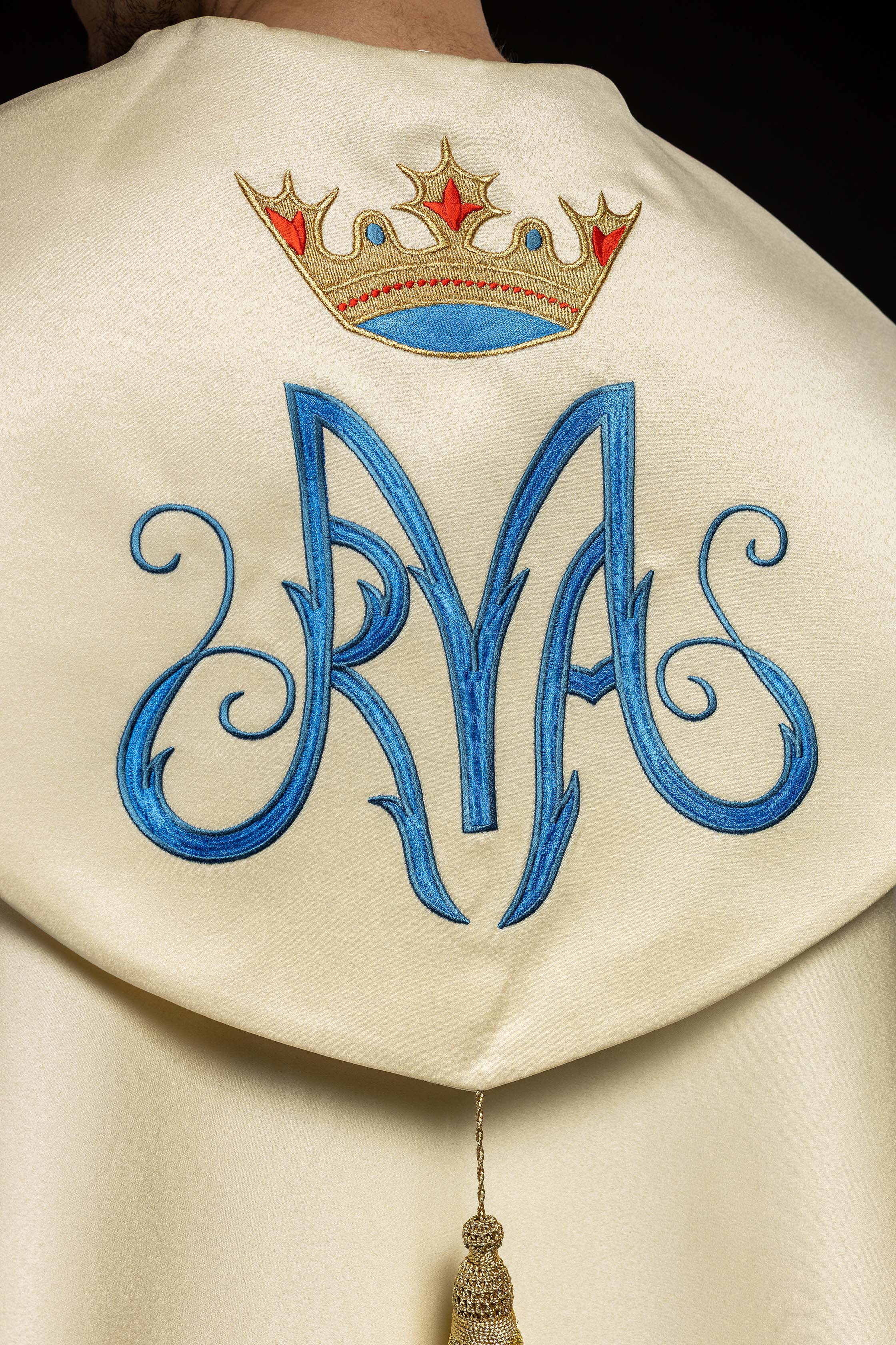 Capa pluvial bordada mariana crua