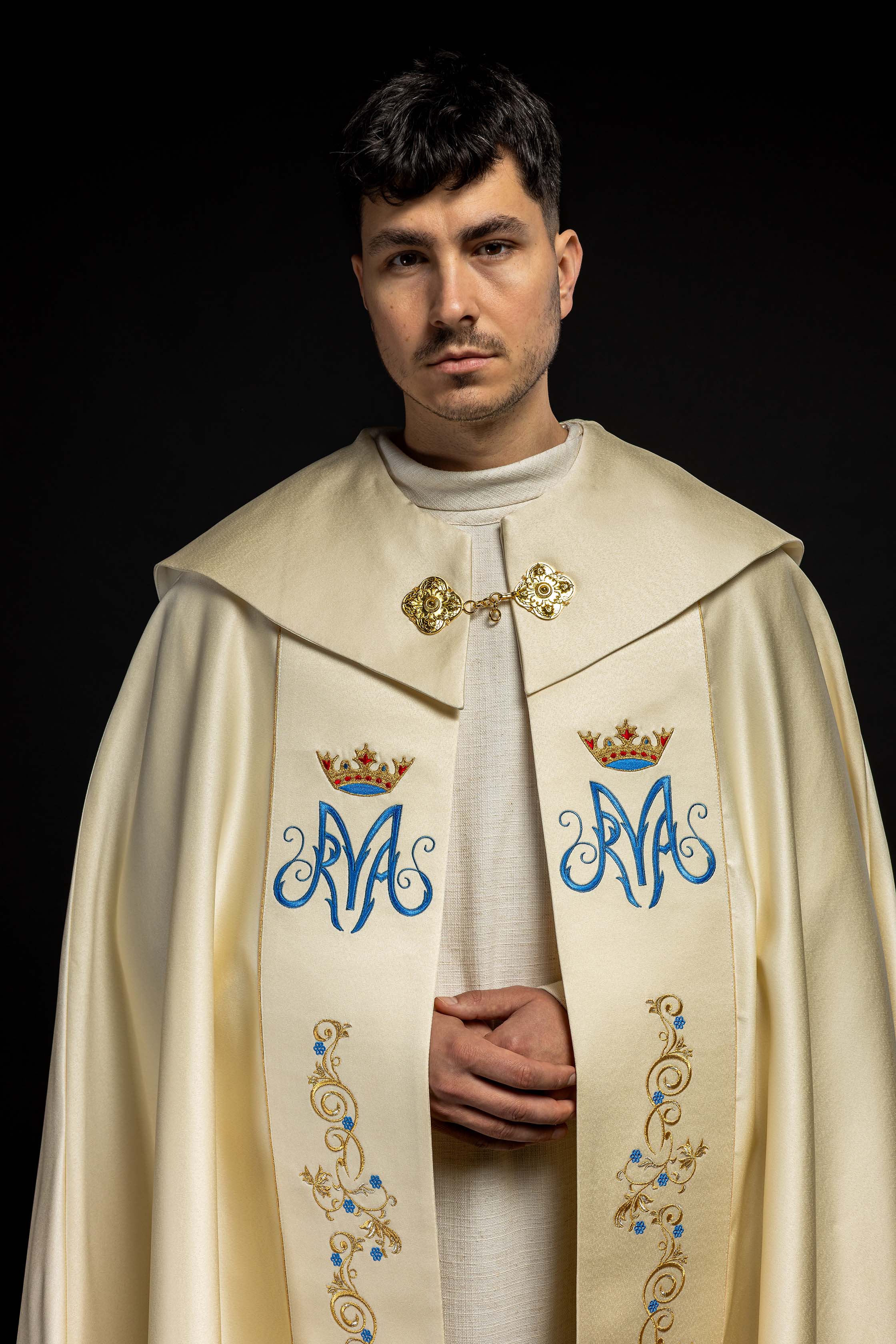 Capa pluvial bordada mariana crua