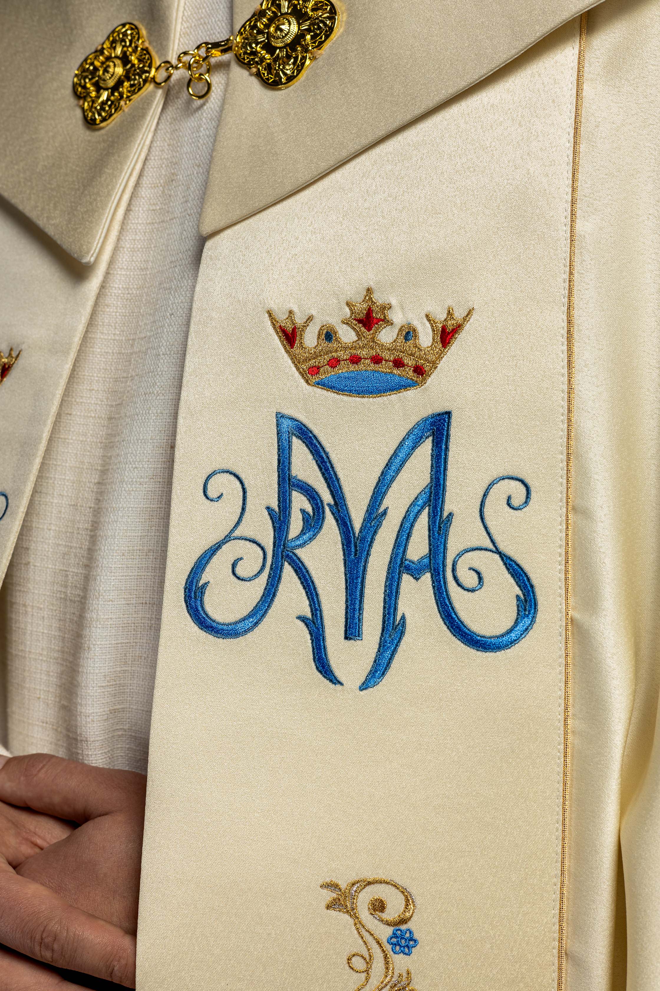 Capa pluvial bordada mariana crua