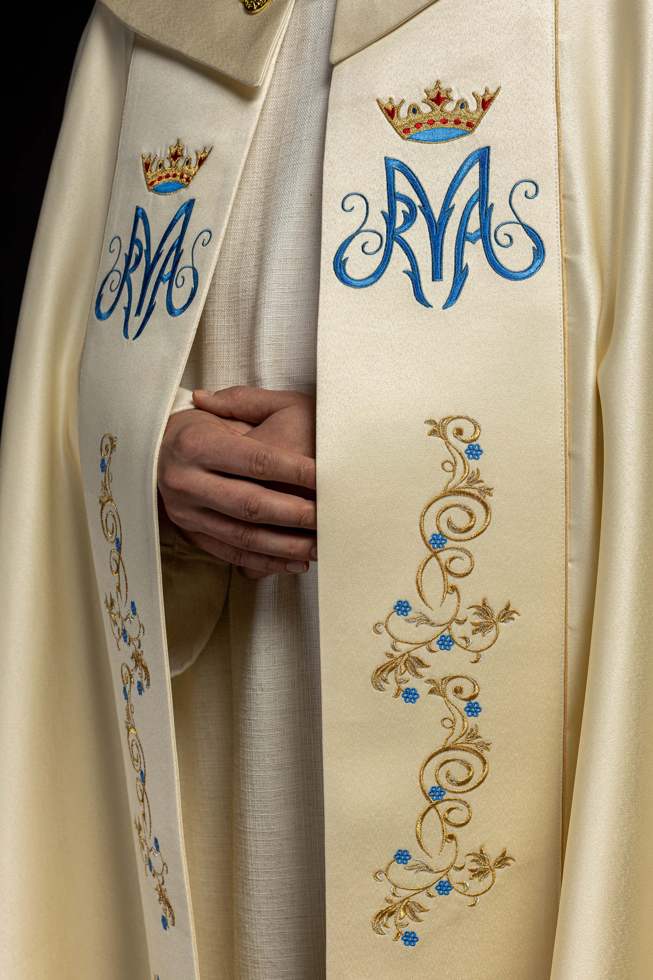 Capa pluvial bordada mariana crua