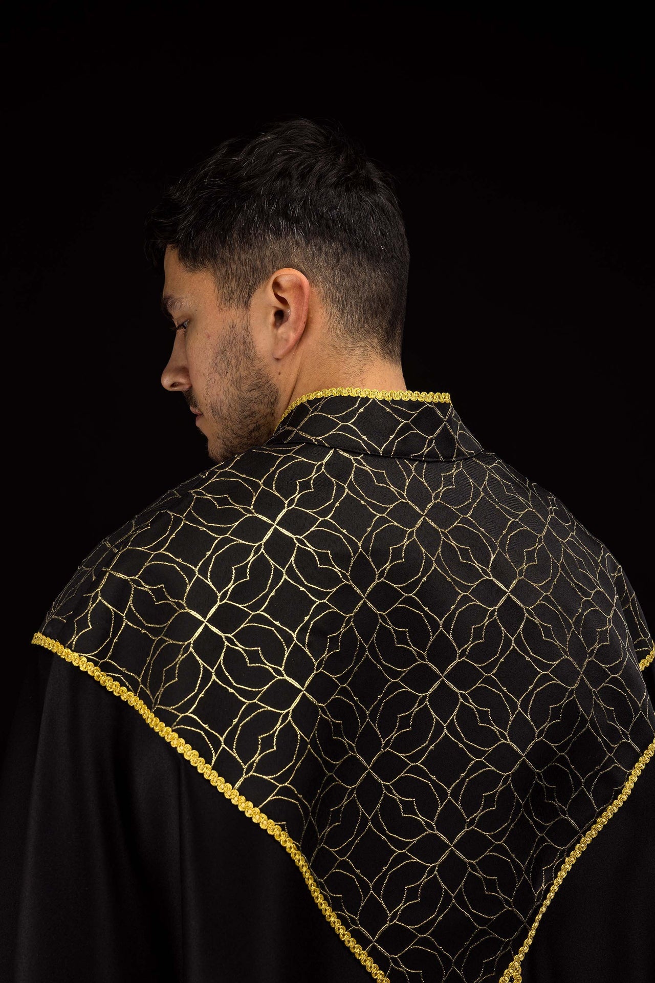 Capa pluvial bordada decorada con tejido jacquard negro