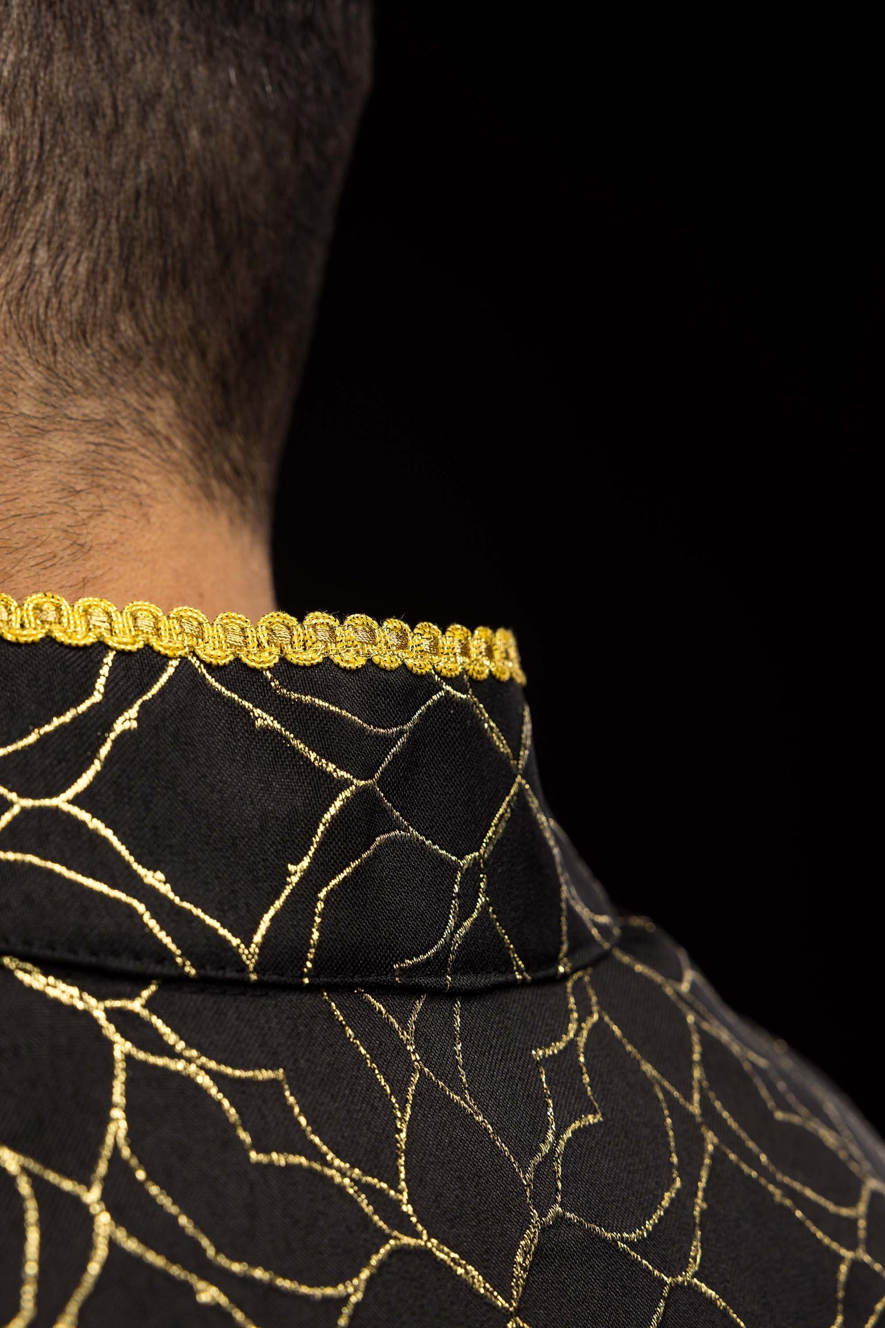 Capa pluvial bordada decorada con tejido jacquard negro