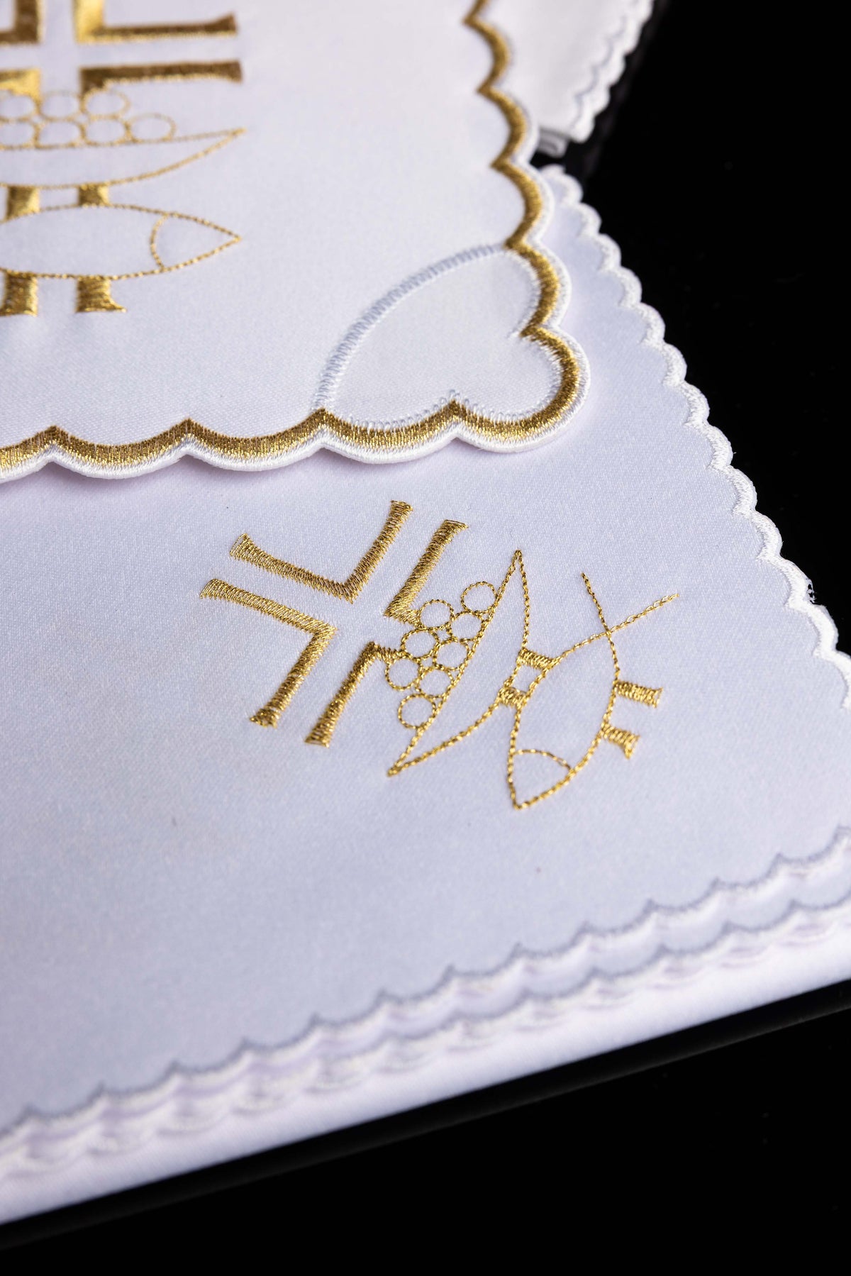 Conjunto de altar com detalhes dourados