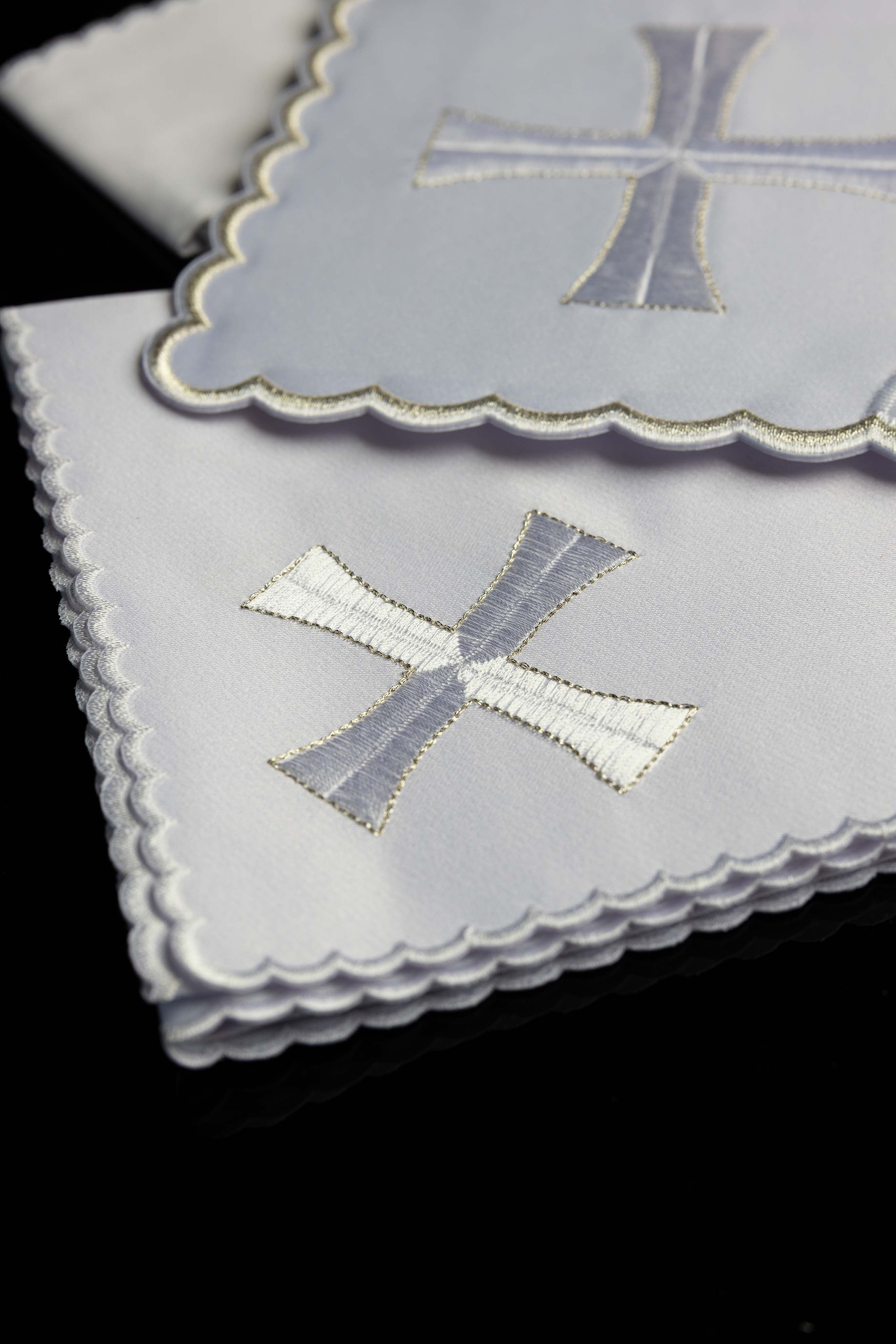 Conjunto de altar bordado com detalhes em prata