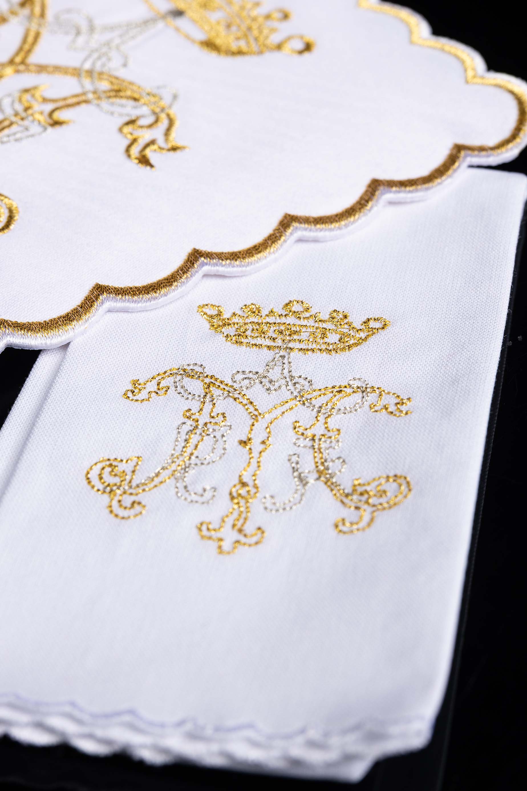 Conjunto de altar com bordado mariano dourado