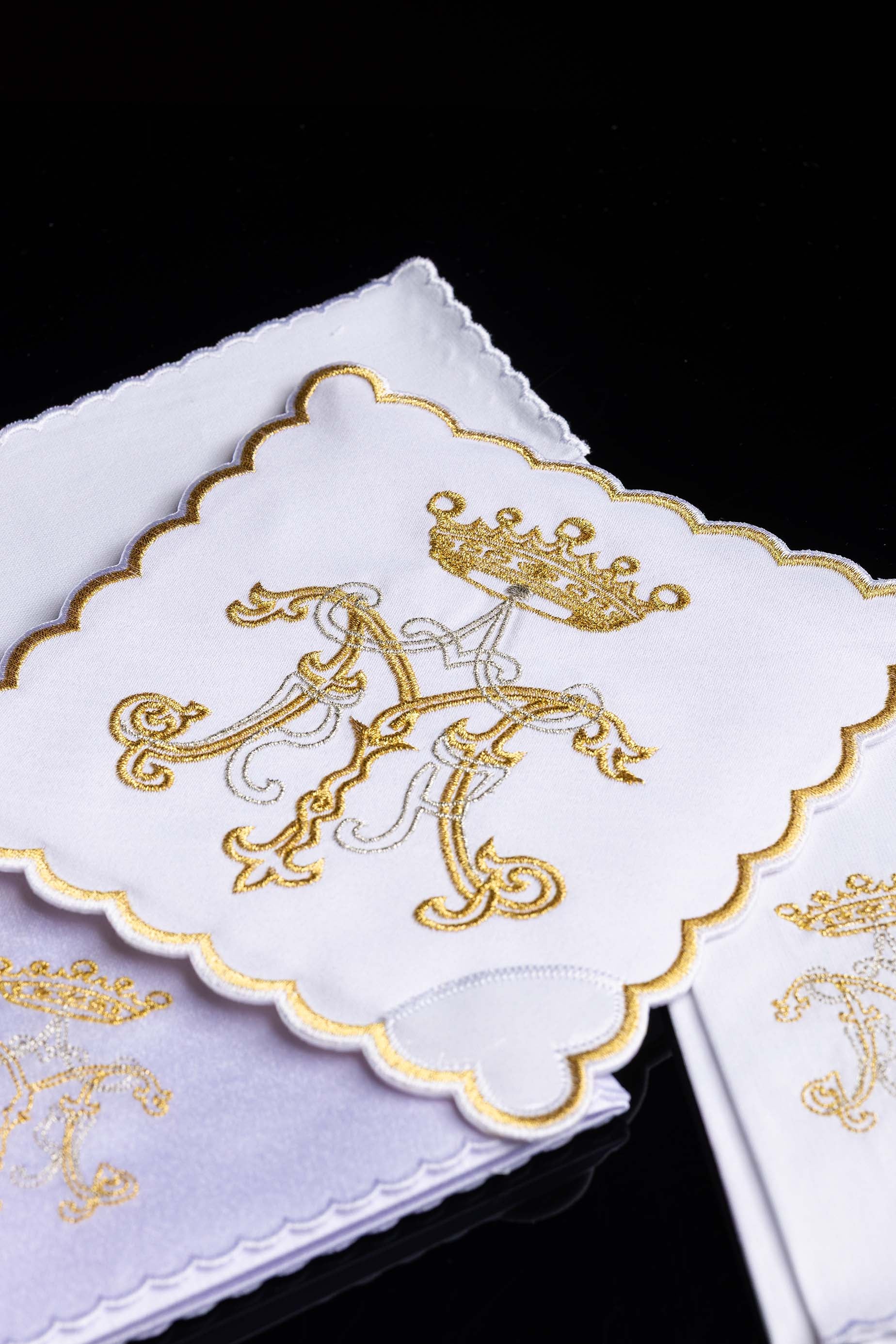 Conjunto de altar com bordado mariano dourado