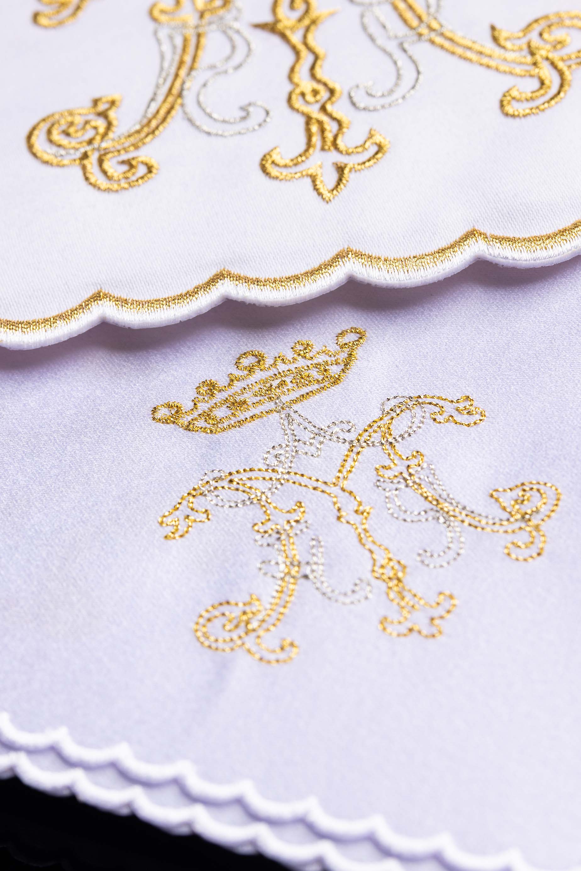 Conjunto de altar com bordado mariano dourado