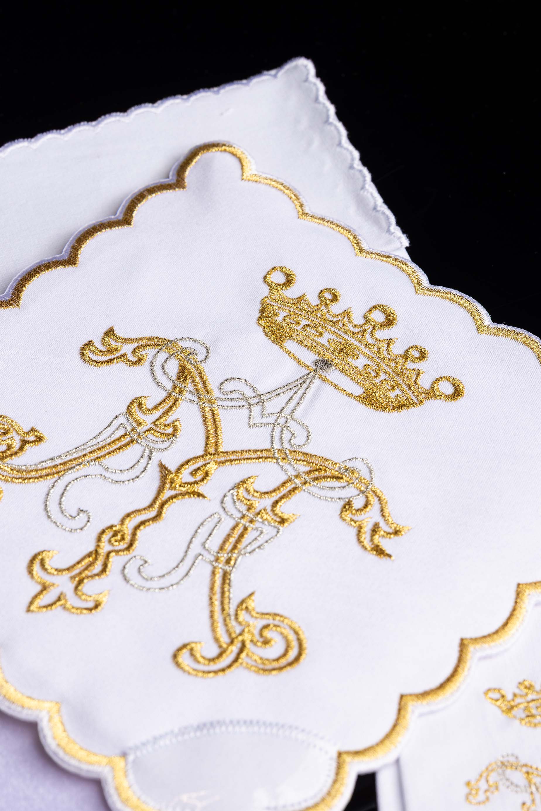 Conjunto de altar com bordado mariano dourado