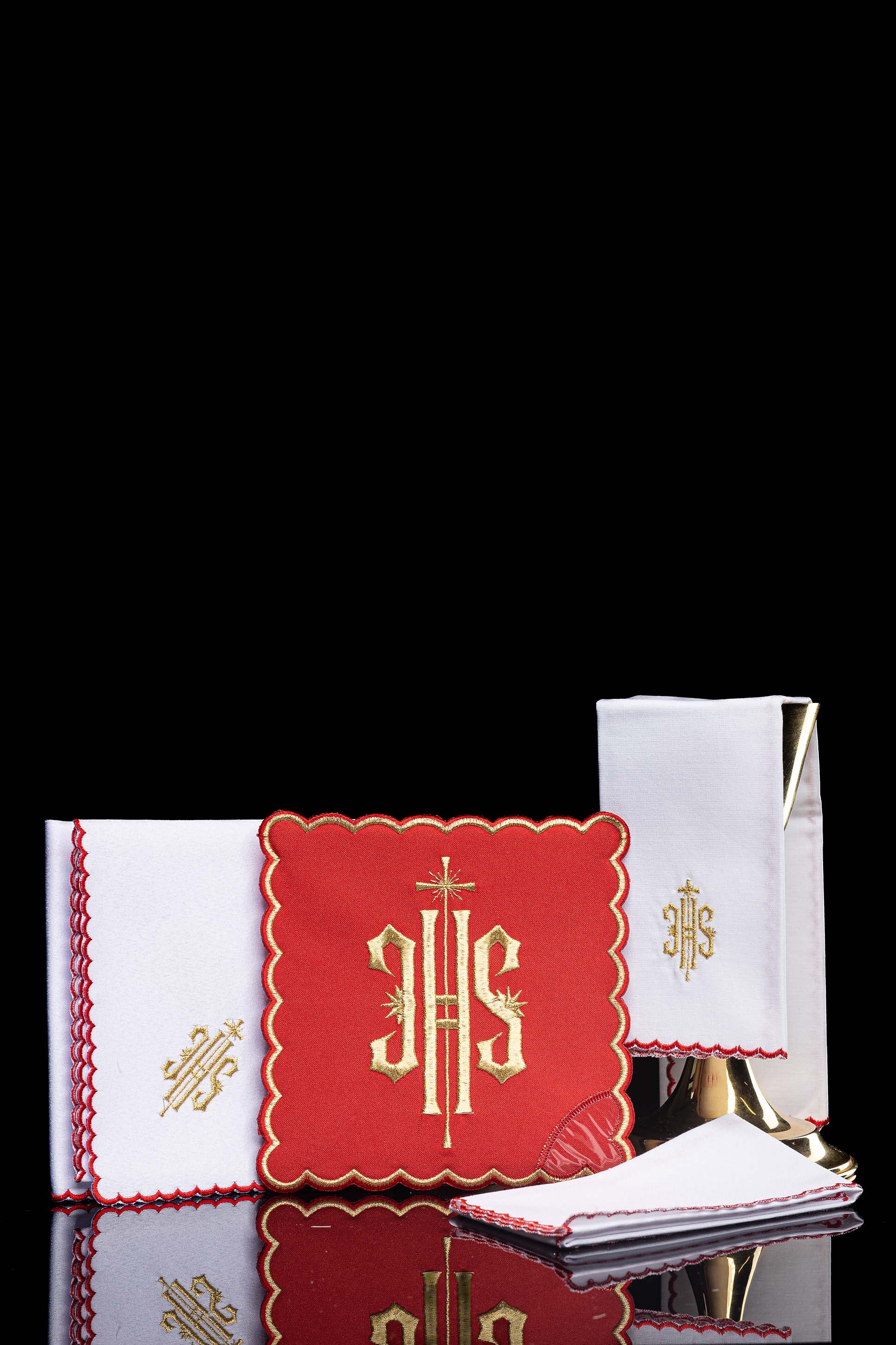 Conjunto de altar com bordado IHS vermelho