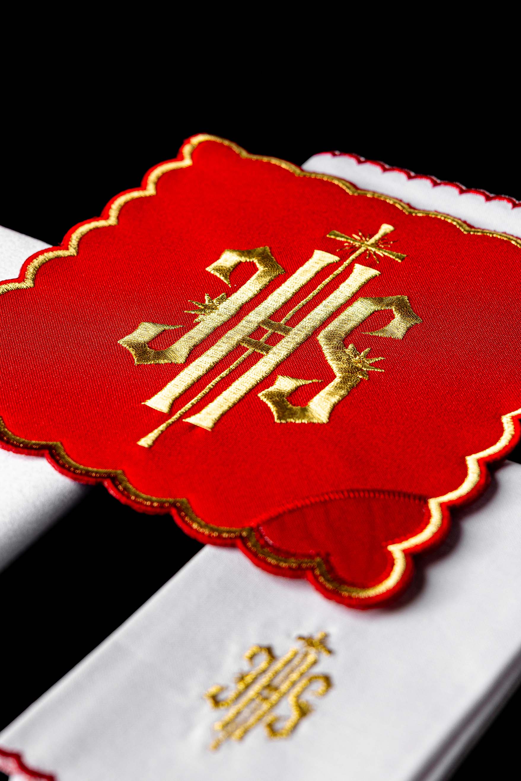 Conjunto de altar com bordado IHS vermelho