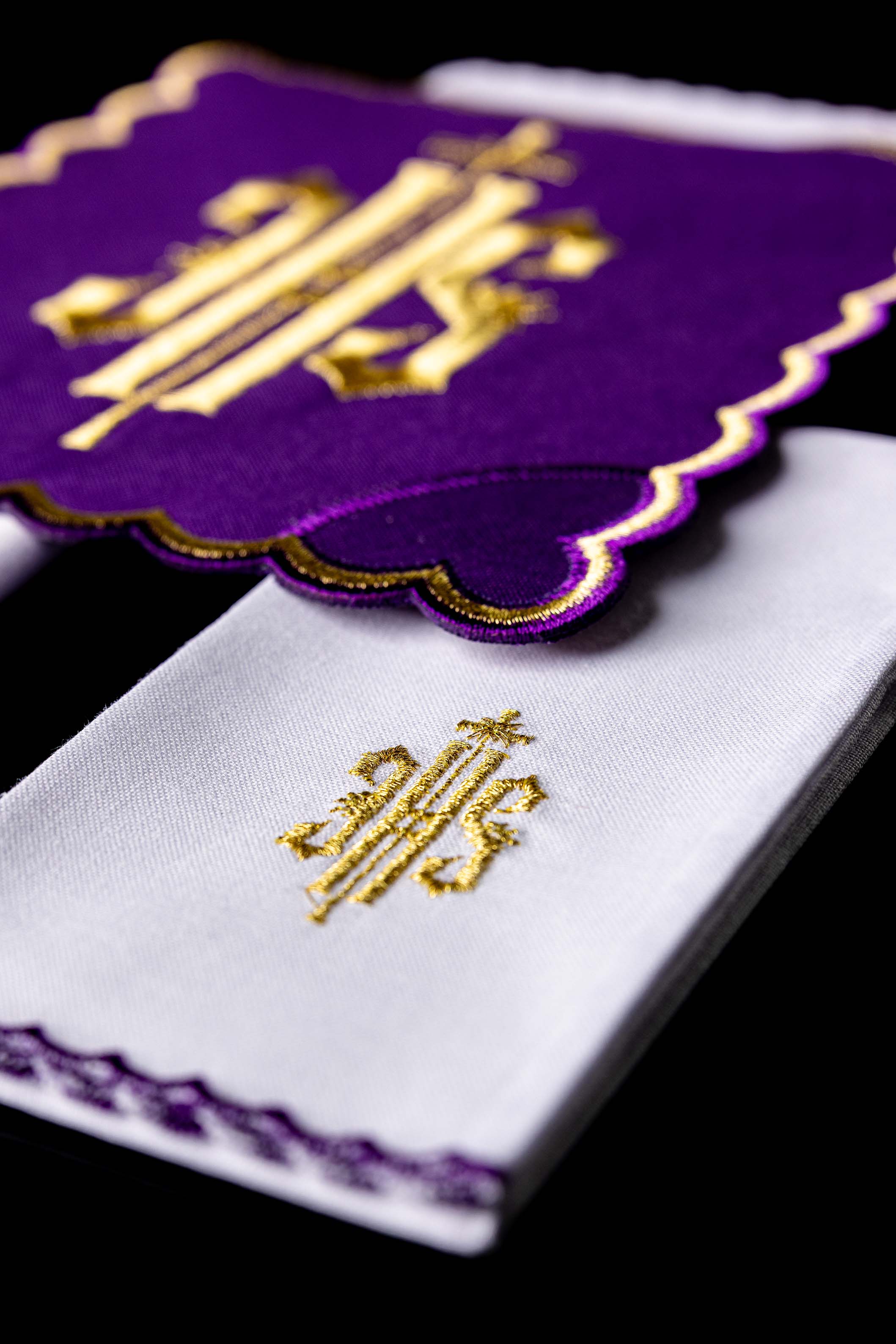 Conjunto de altar com bordado IHS roxo