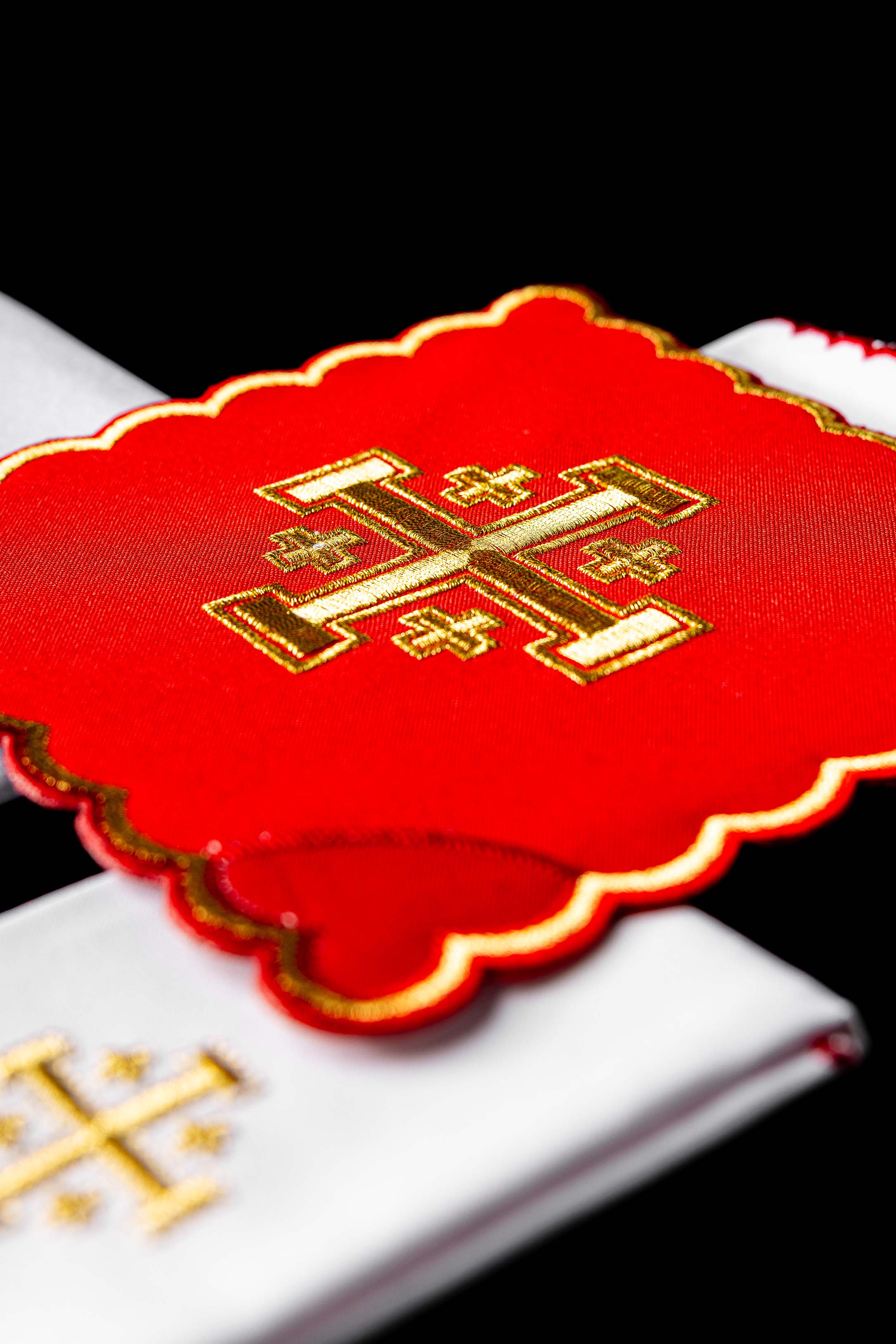 Conjunto de Altar Cruz de Jerusalém Bordada Vermelha