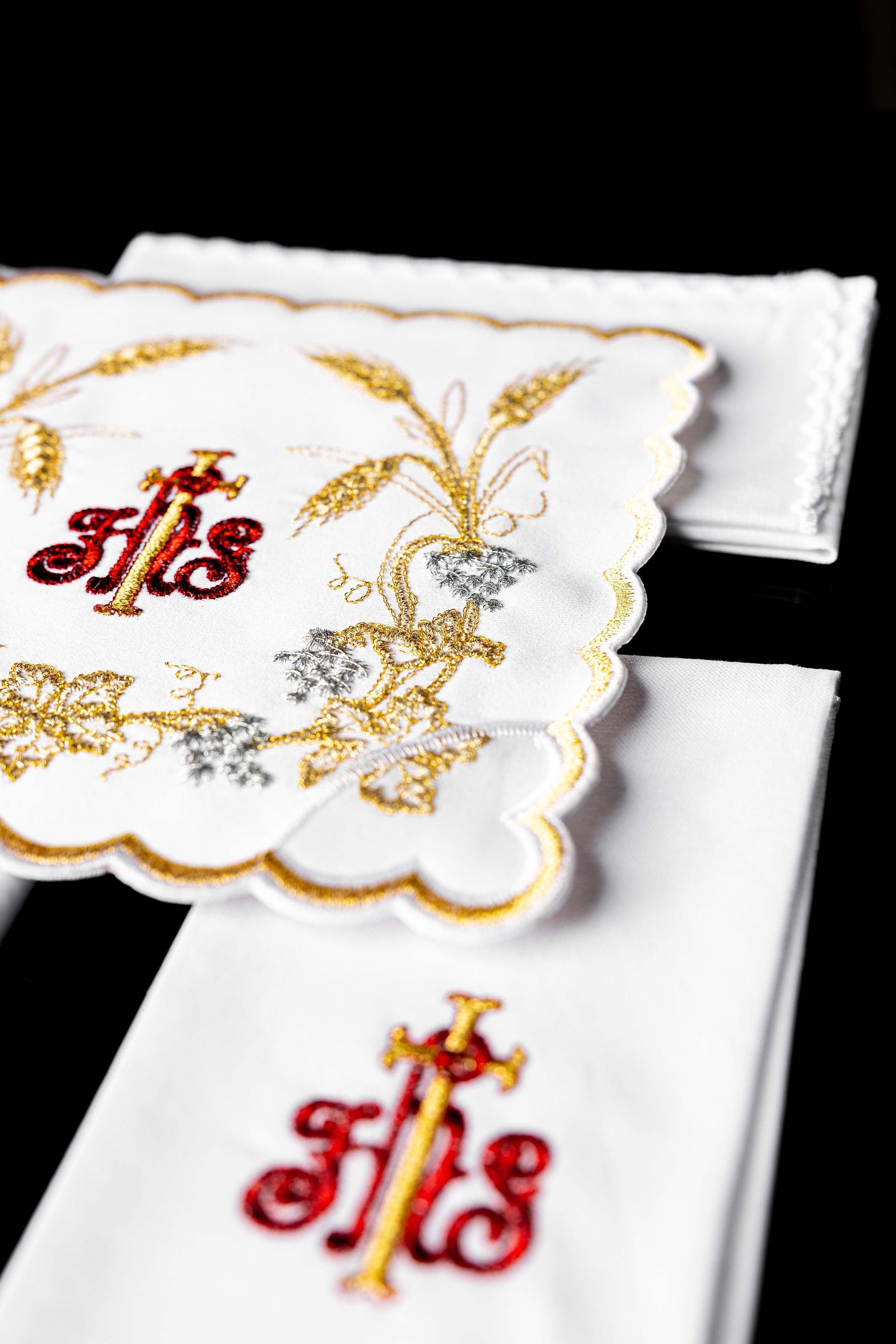 Serviço de altar ricamente decorado com bordados IHS e espigas de trigo
