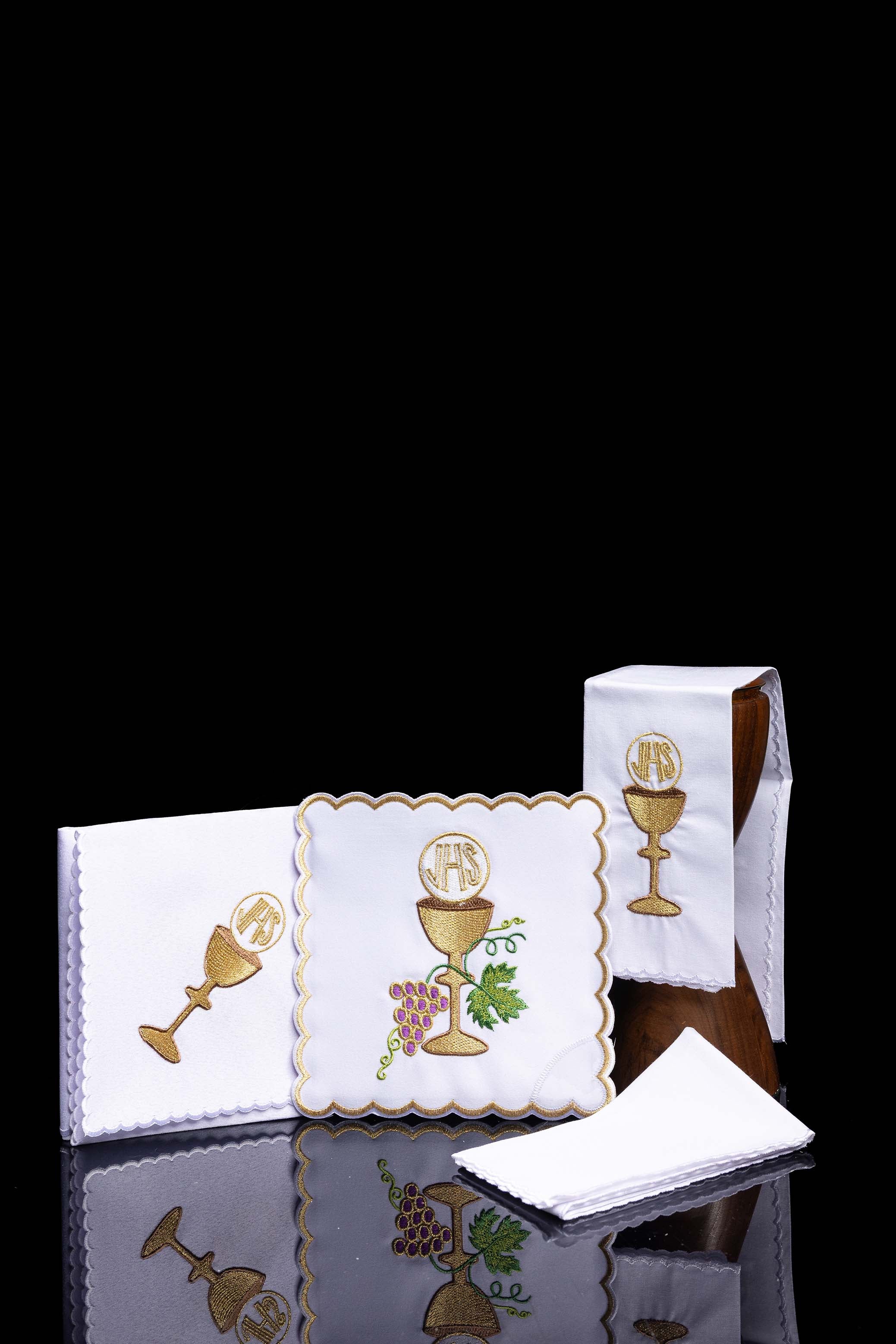 Conjunto de altar bordado com motivo cálice