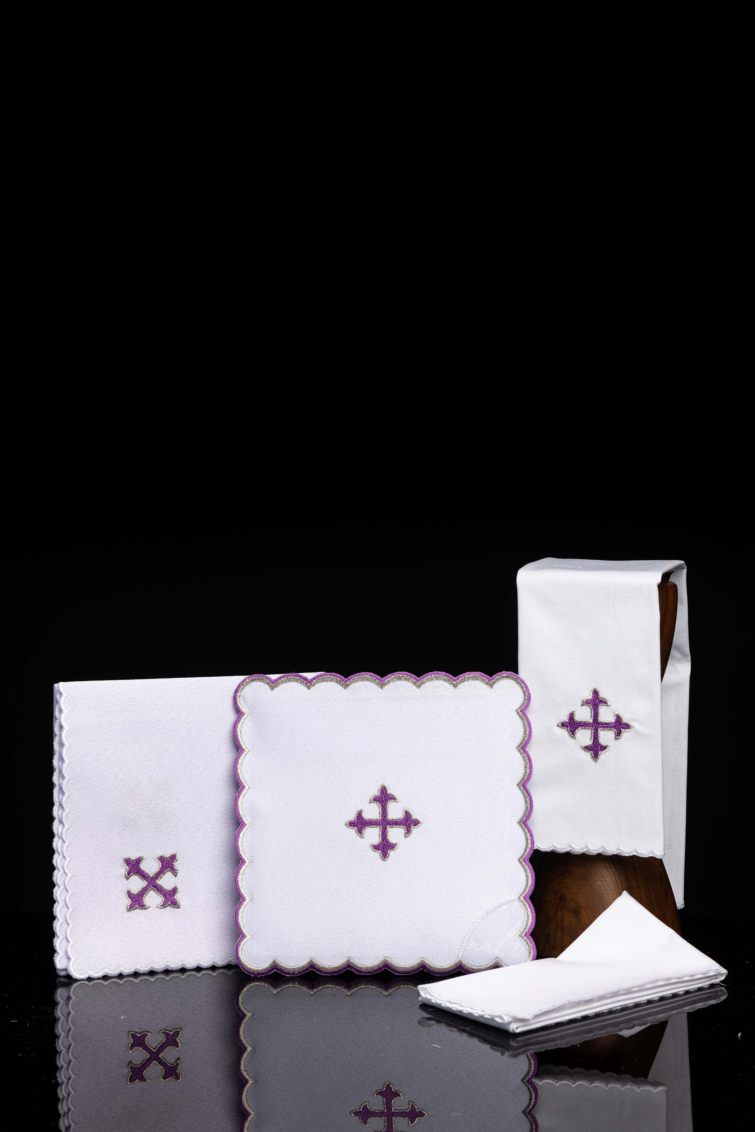 Conjunto de altar com pequena cruz bordada a roxo