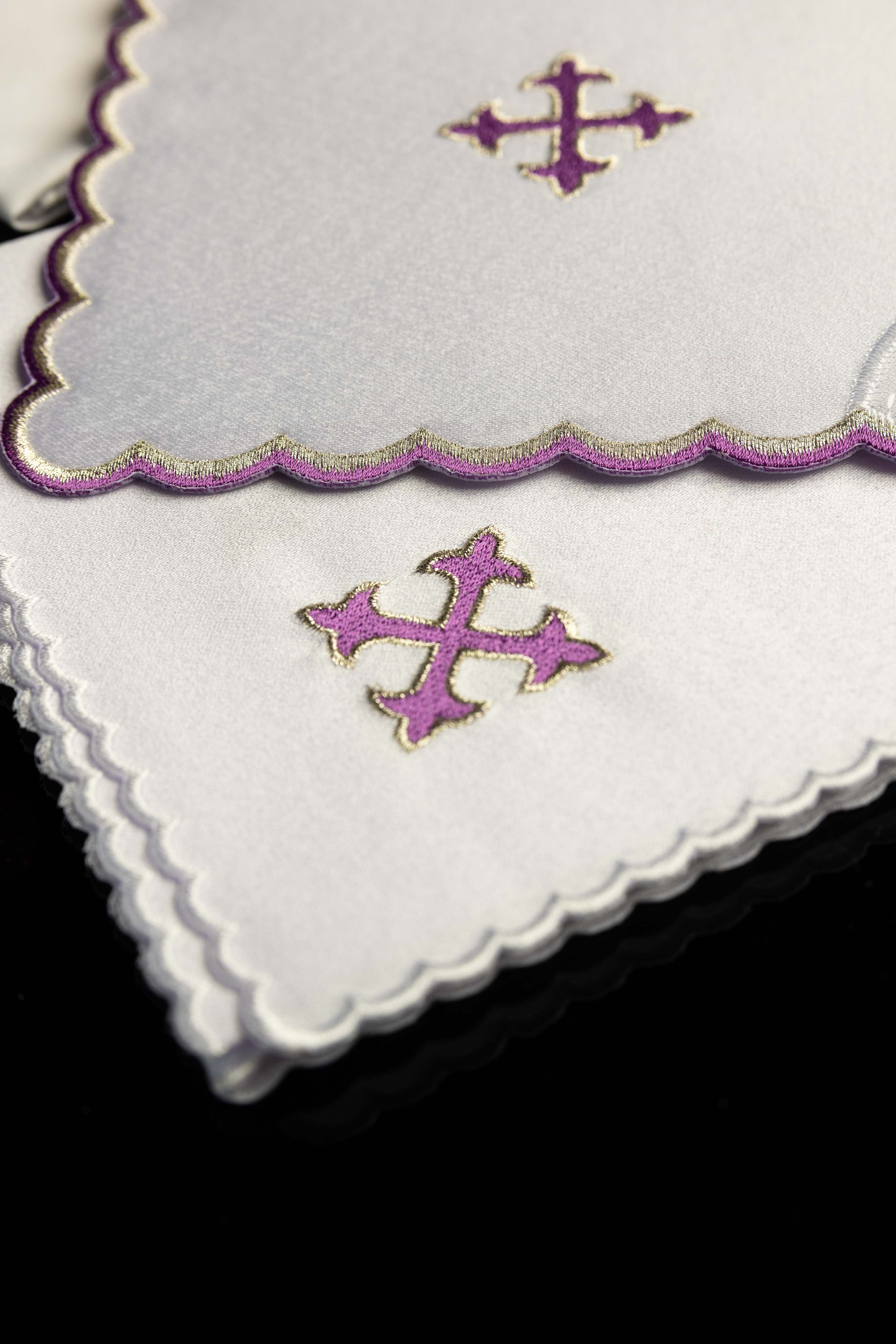 Conjunto de altar com pequena cruz bordada a roxo