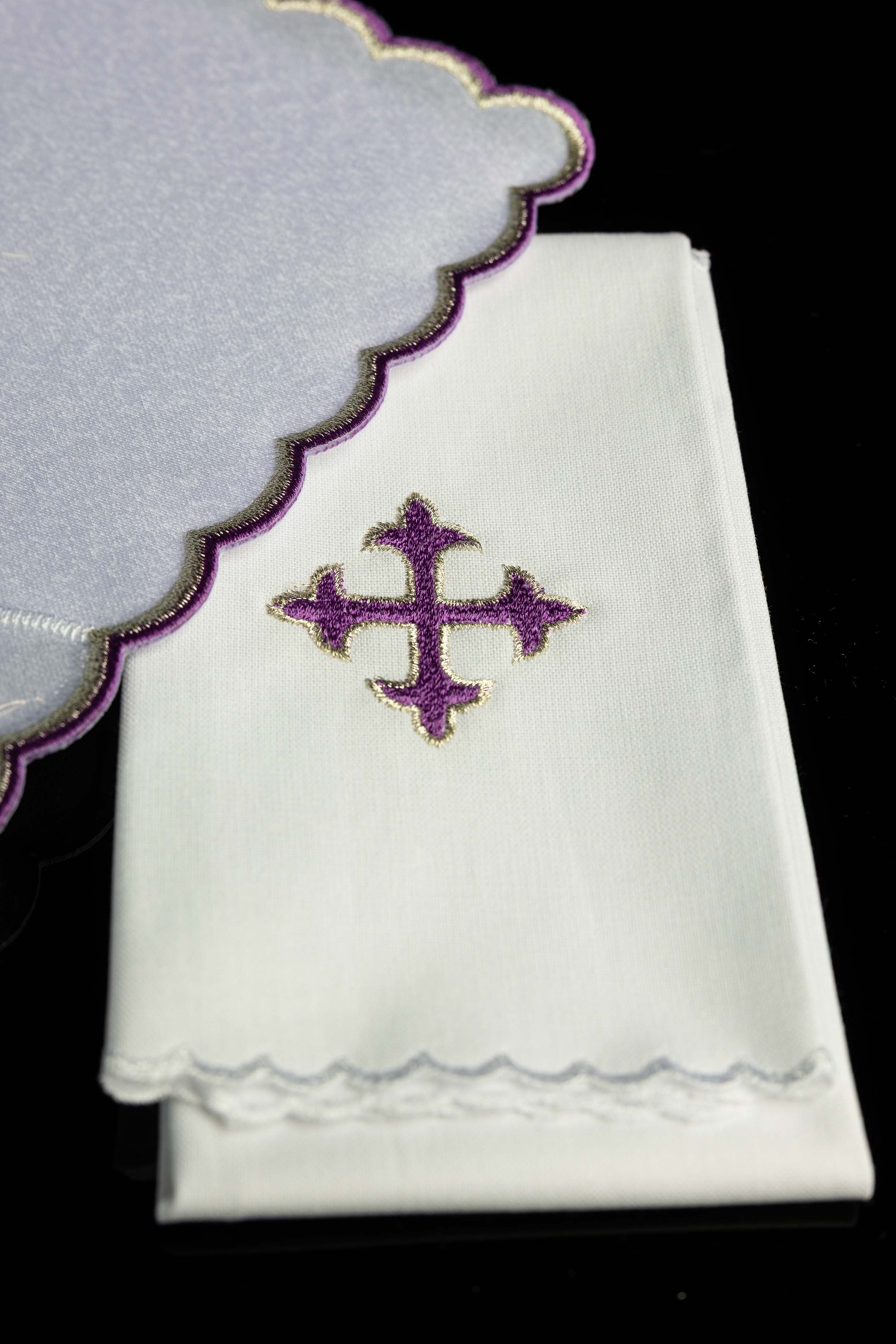Conjunto de altar com pequena cruz bordada a roxo