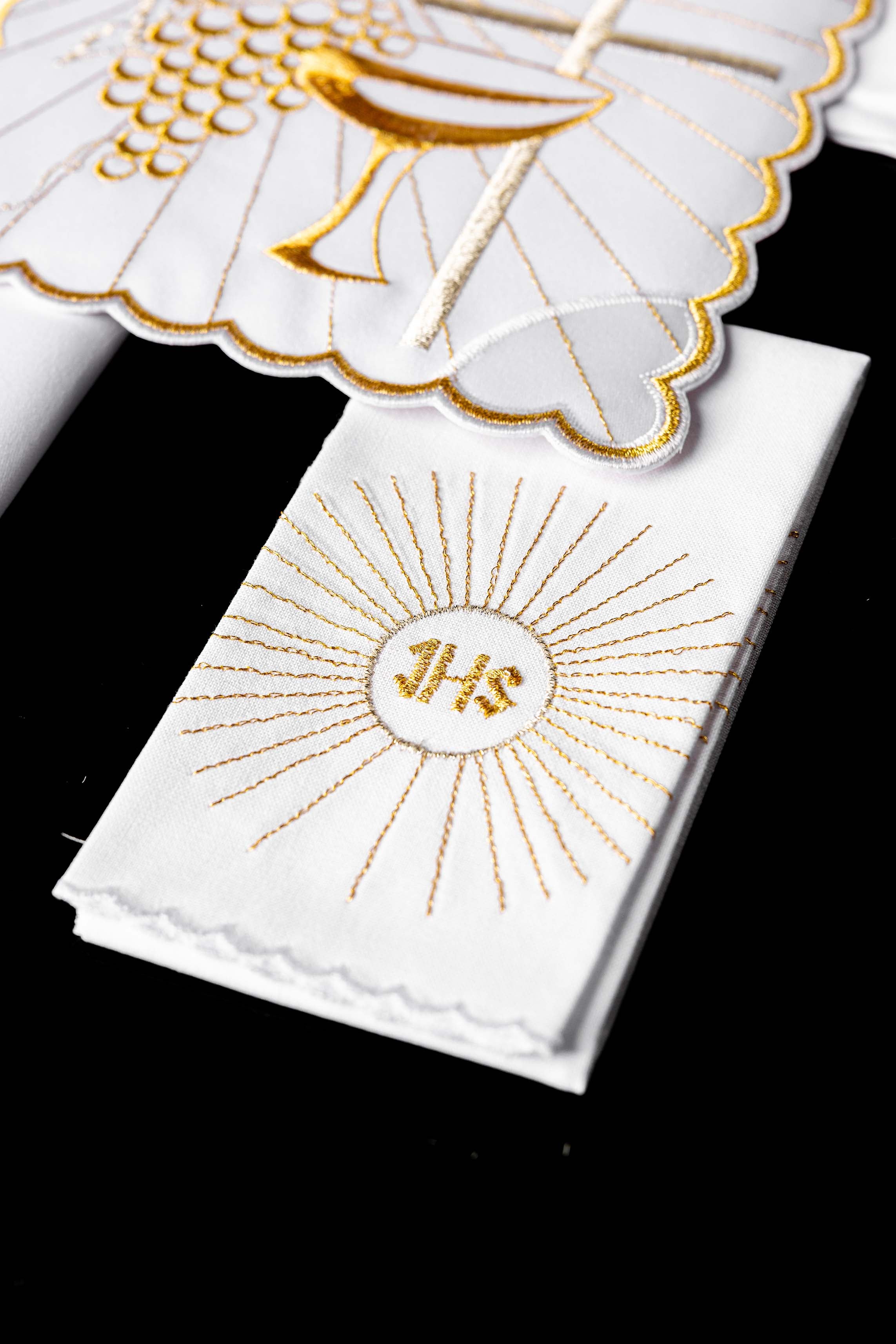 Conjunto de altar com bordado dourado de cálice e cruz