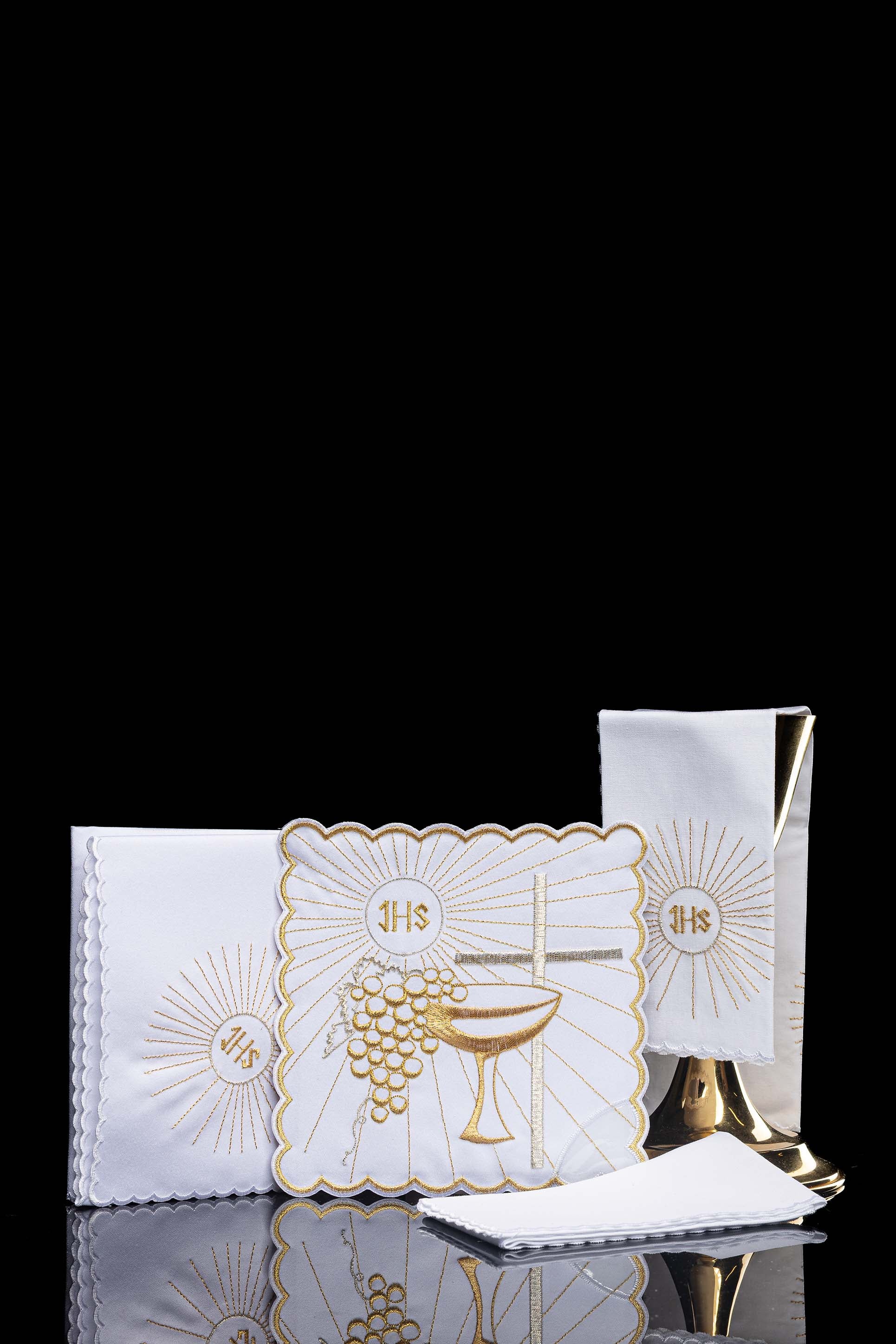Conjunto de altar com bordado dourado de cálice e cruz