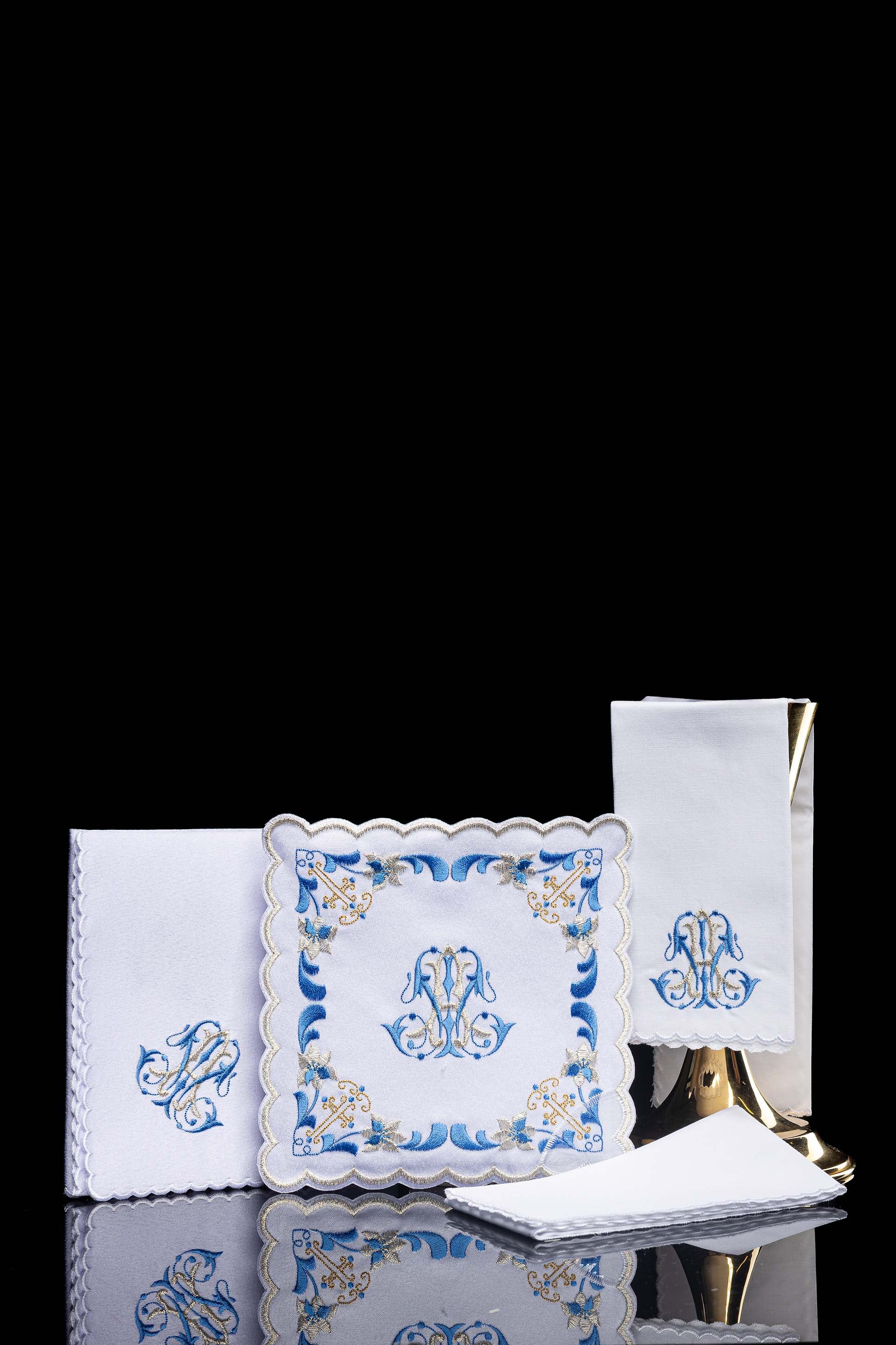 Conjunto de altar com bordado mariano e detalhes em azul