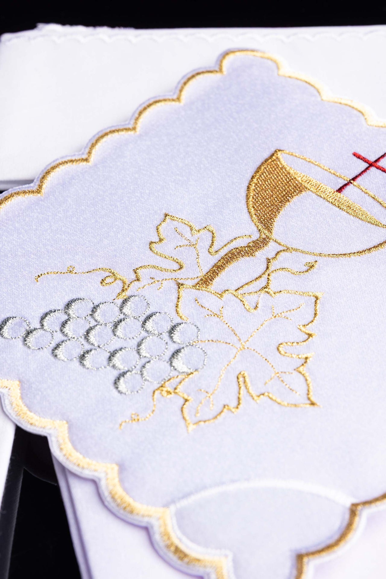 Bielizna kielichowa haftowana z symbolem kielicha i winogrona - ORNATY.PL