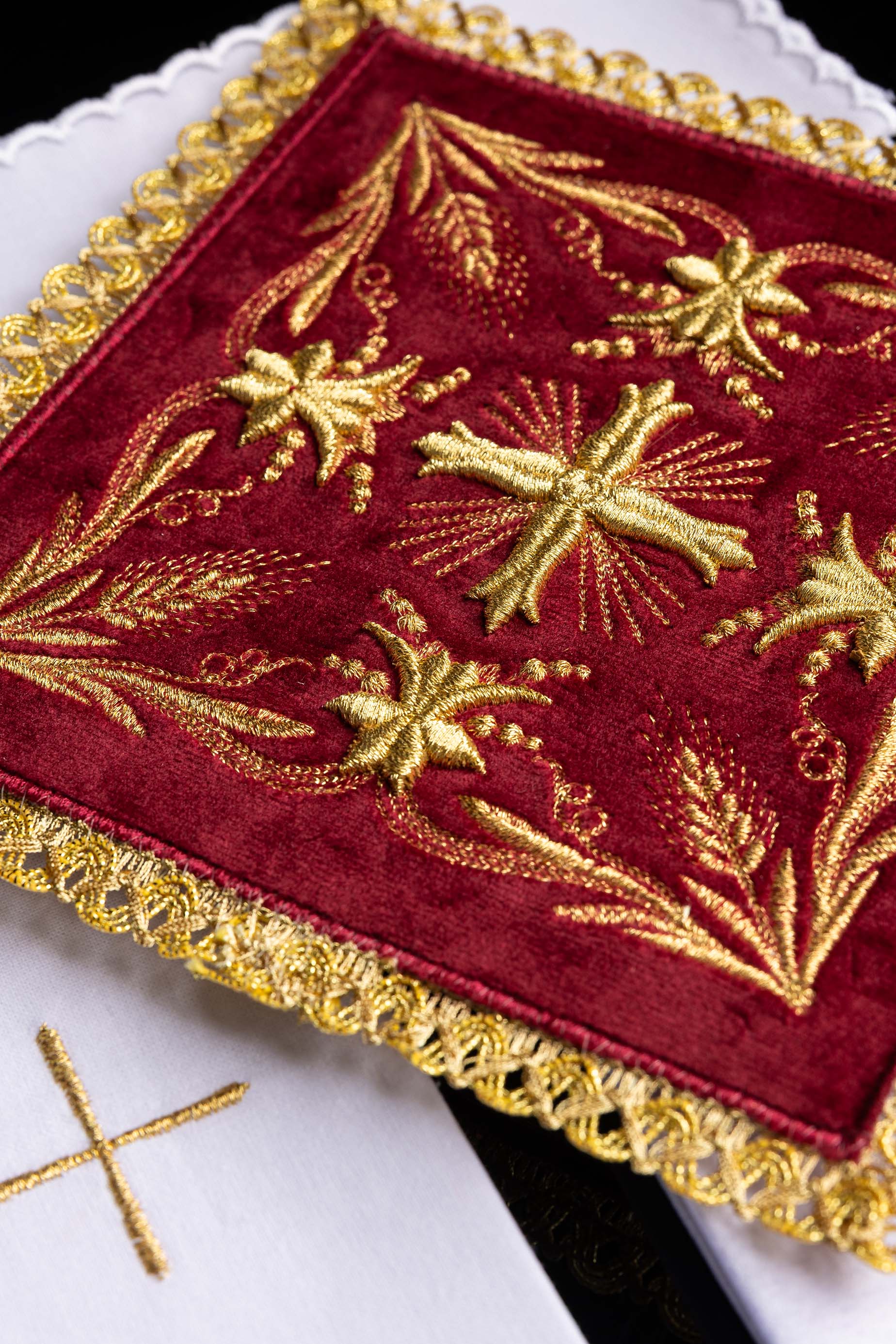 Conjunto de altar bordado em veludo vermelho