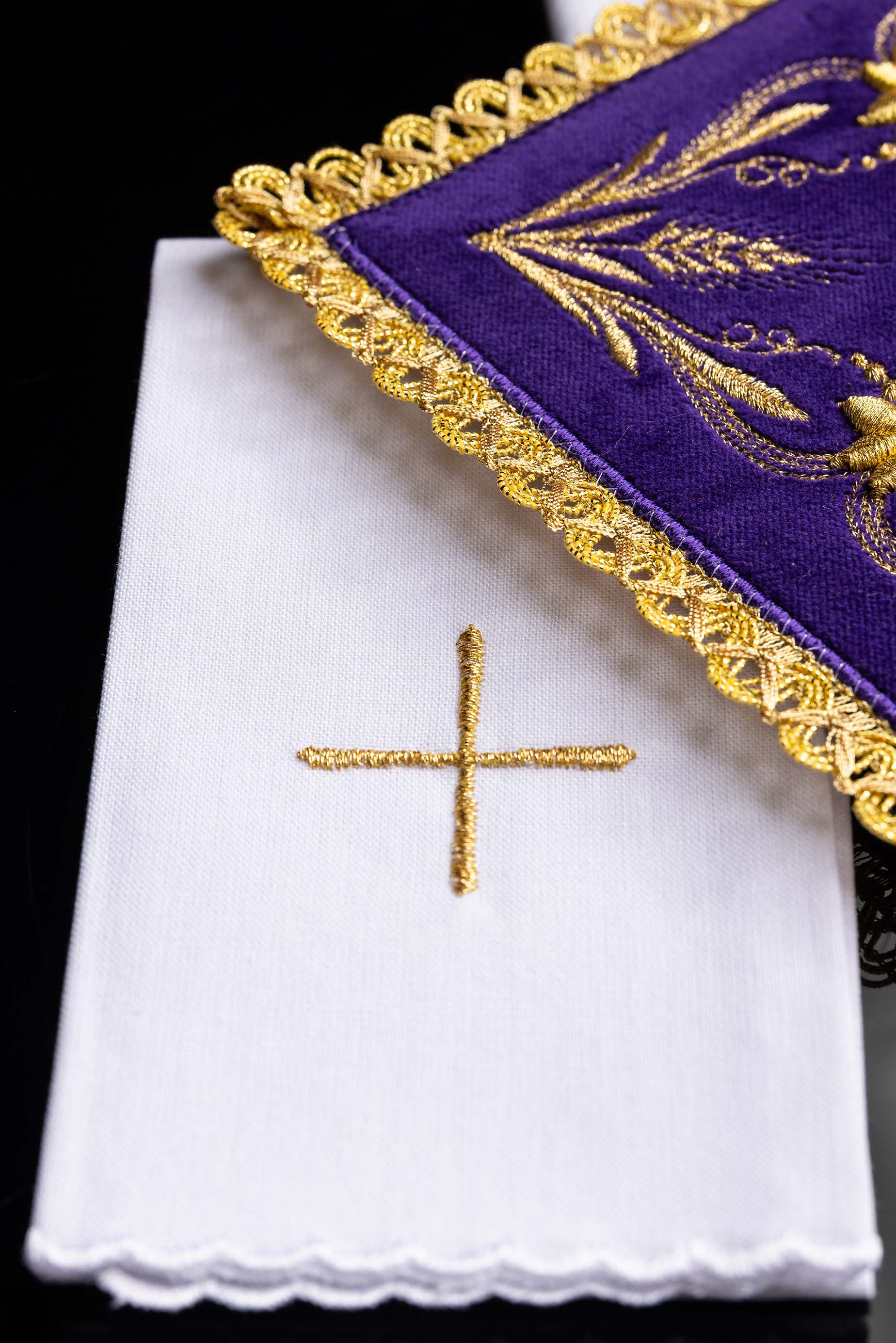 Conjunto de altar de veludo roxo bordado