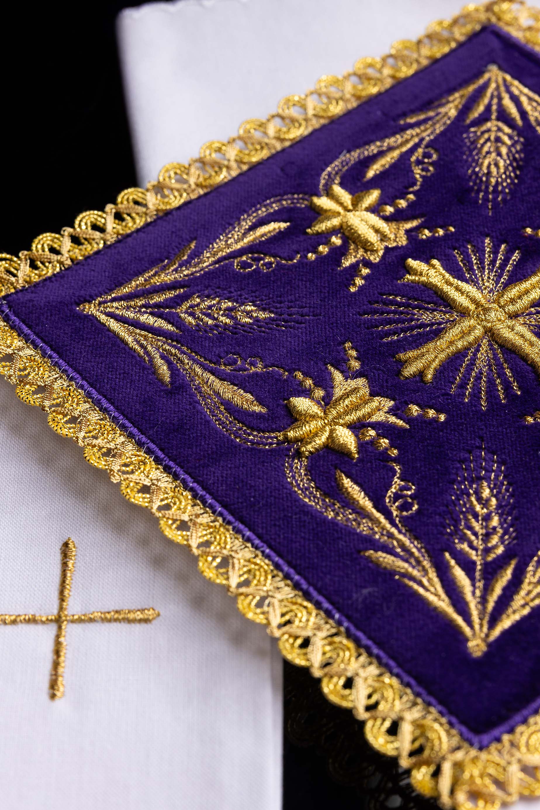 Conjunto de altar de veludo roxo bordado