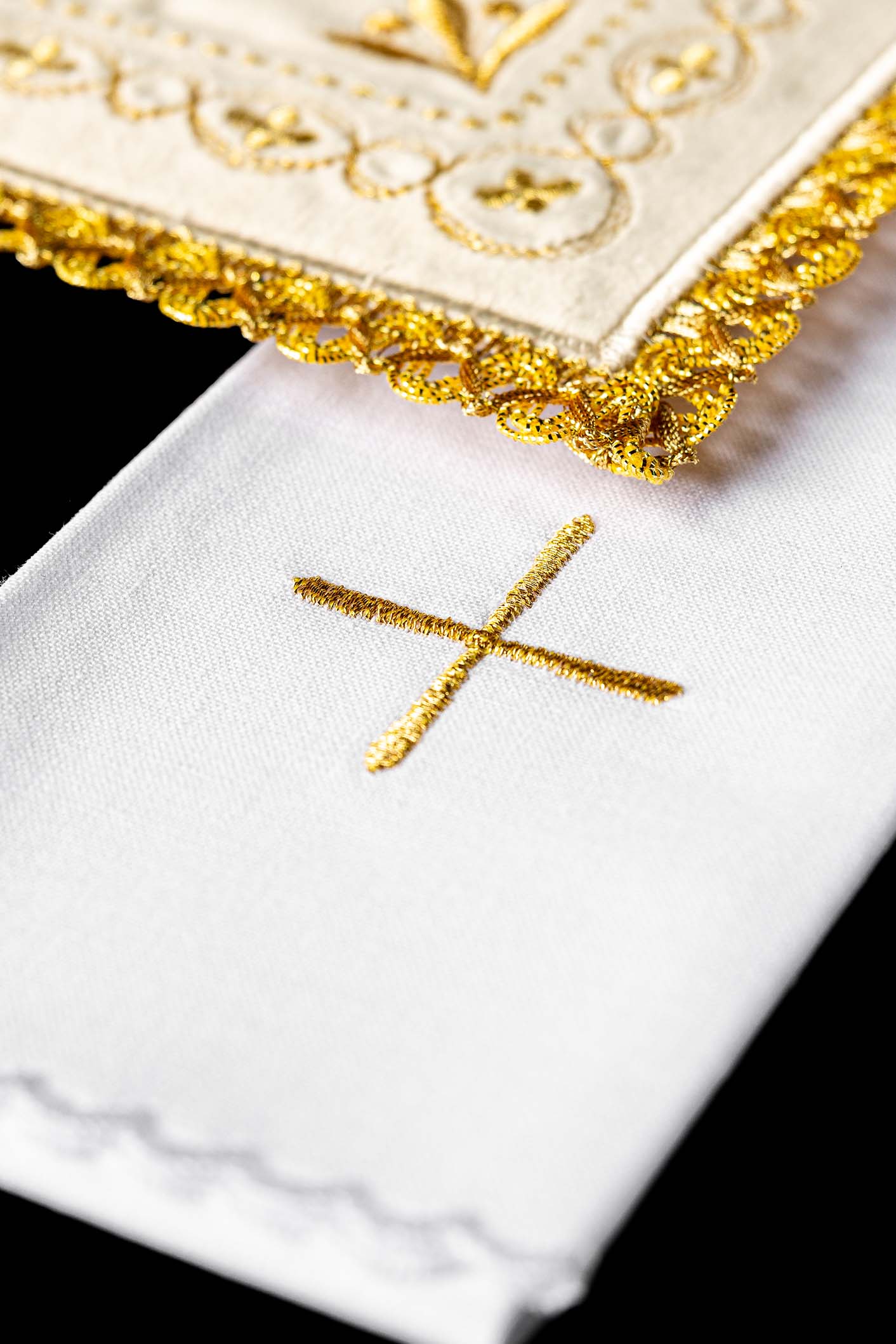 Conjunto de altar em veludo bordado em marfim