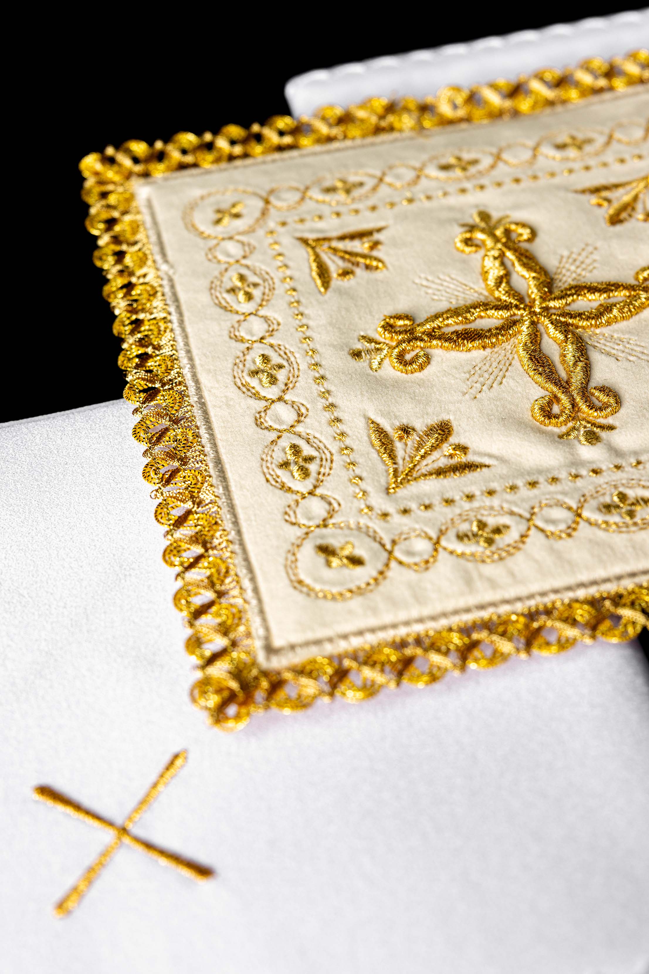 Conjunto de altar em veludo bordado em marfim