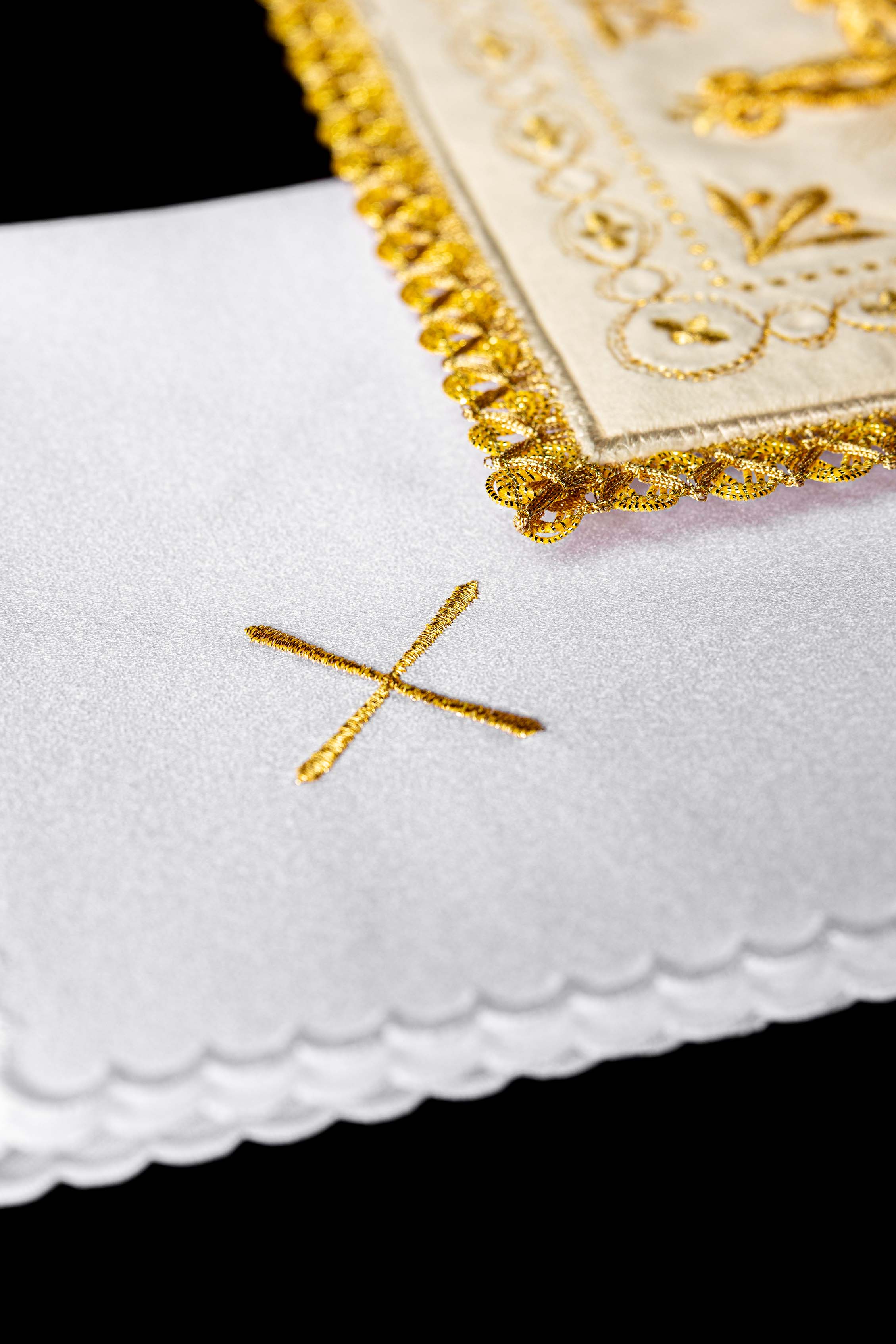 Conjunto de altar em veludo bordado em marfim