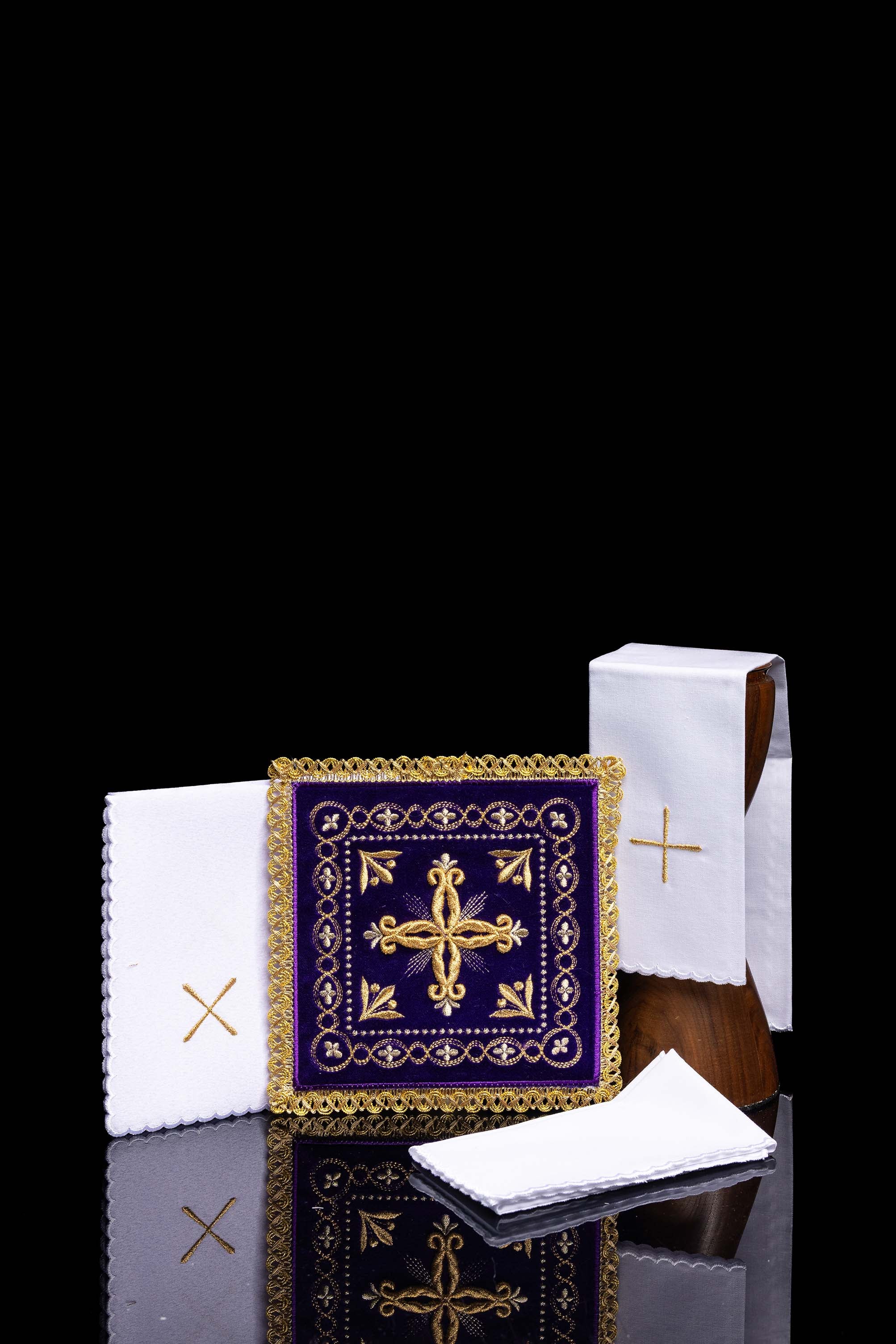Conjunto de altar de veludo roxo bordado