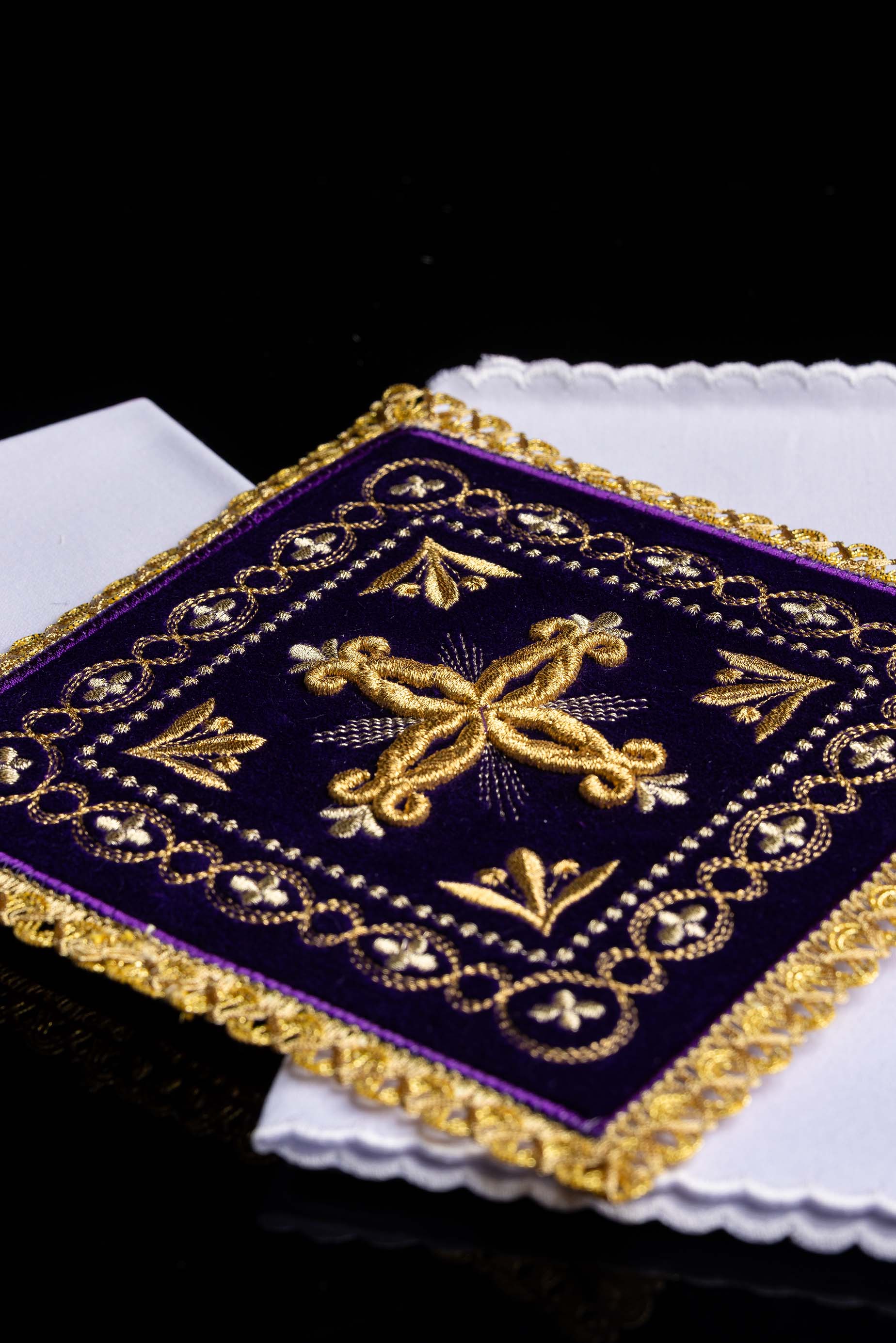 Conjunto de altar de veludo roxo bordado