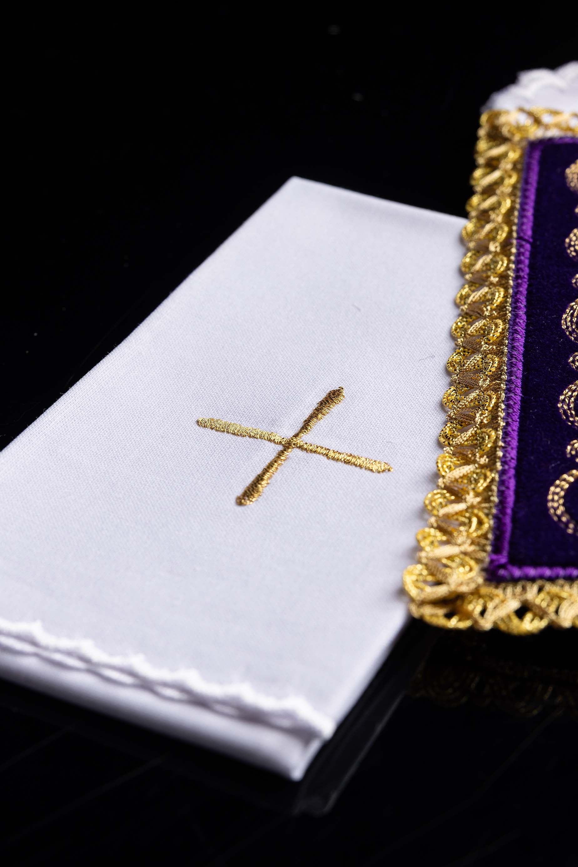 Conjunto de altar de veludo roxo bordado