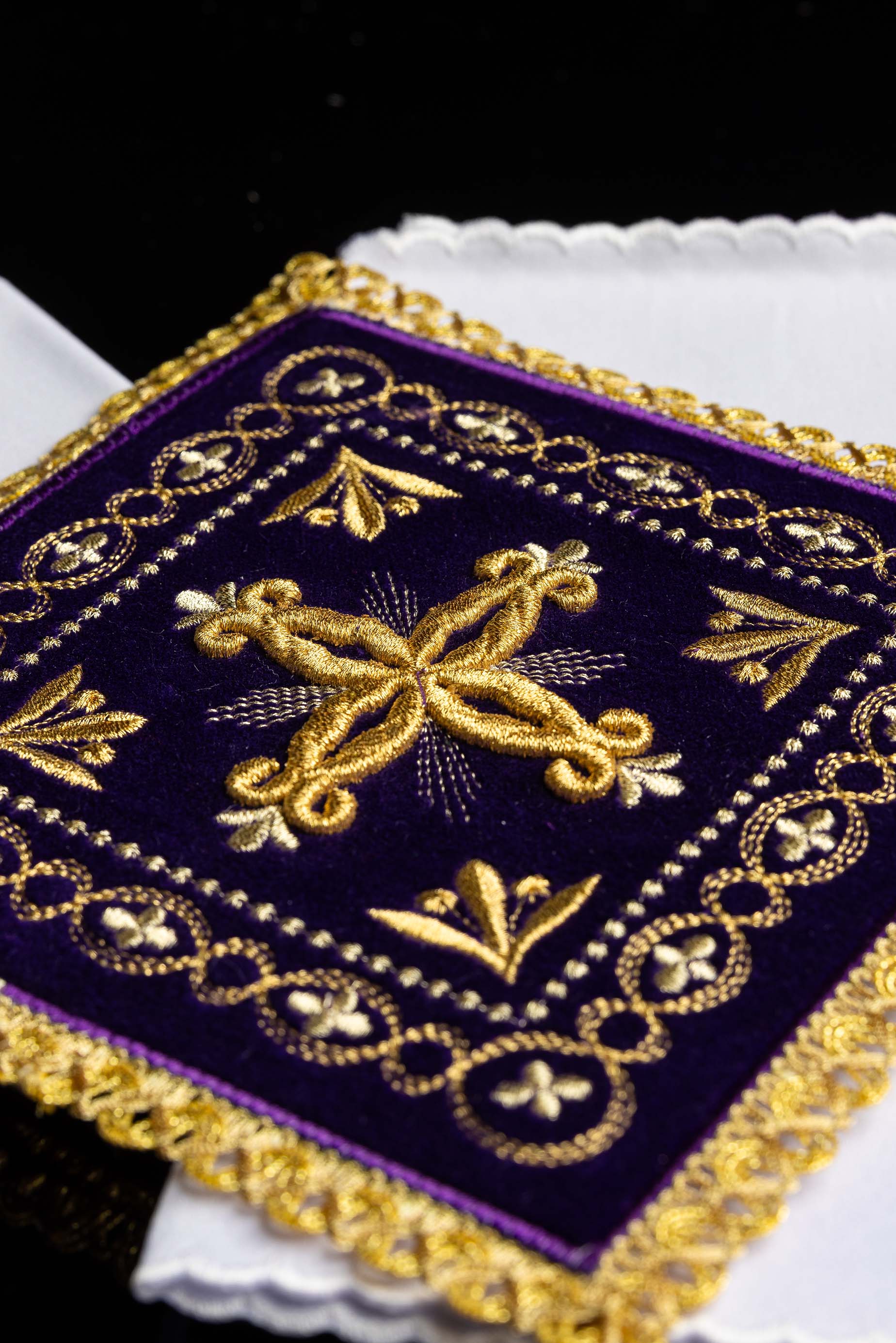 Conjunto de altar de veludo roxo bordado