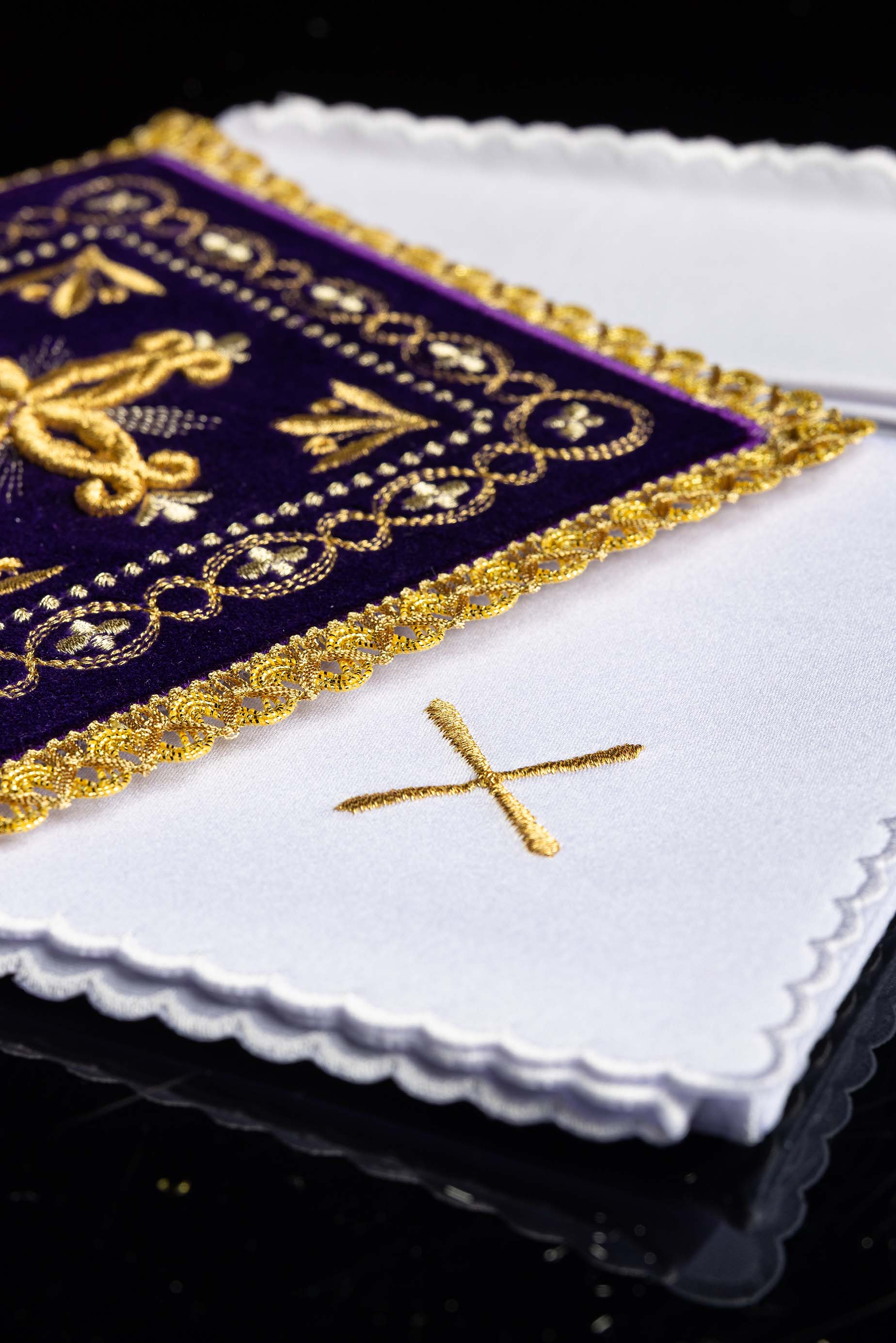 Conjunto de altar de veludo roxo bordado