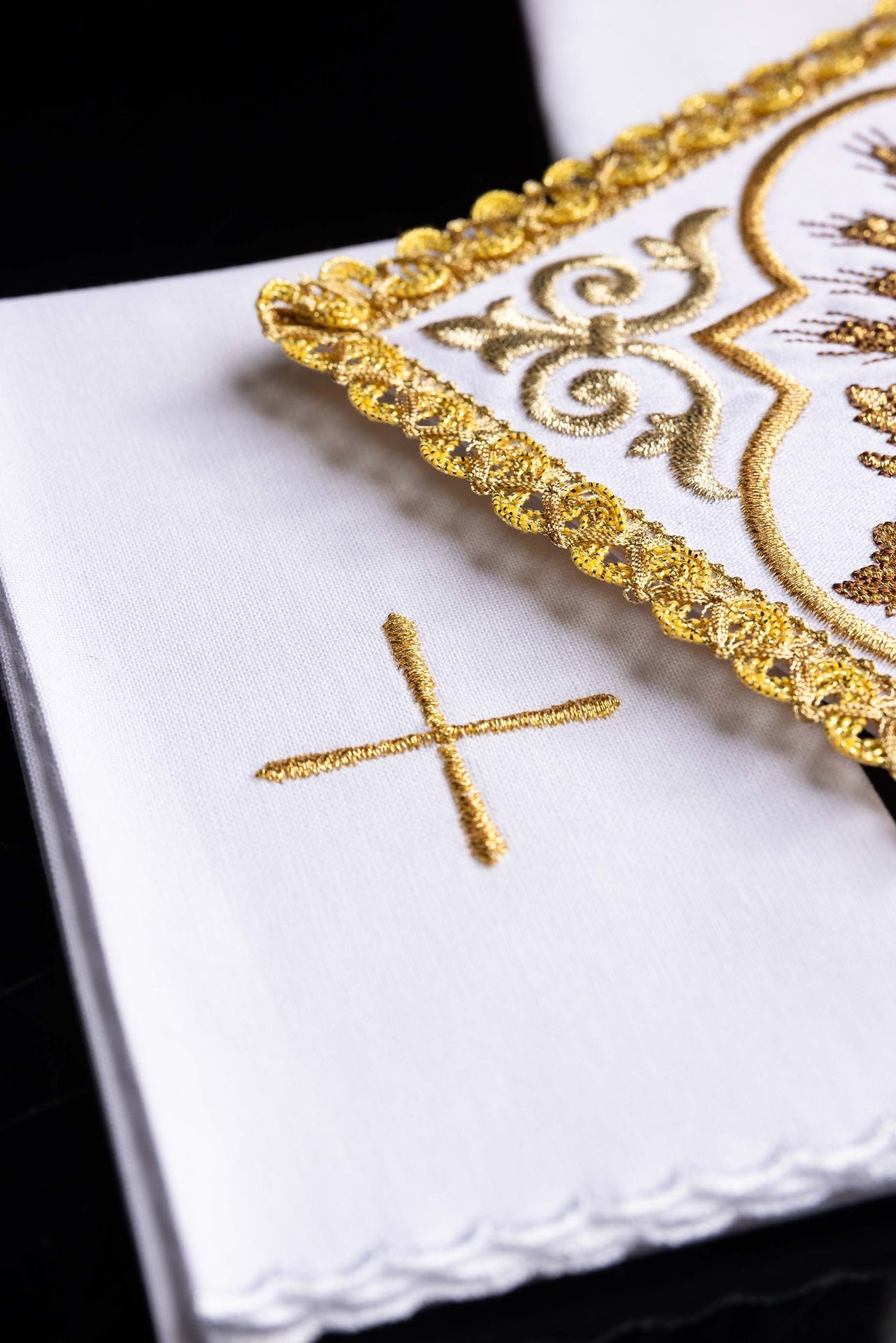 Bielizna kielichowa haftowana z wizerunkiem Pelikana - ORNATY.PL