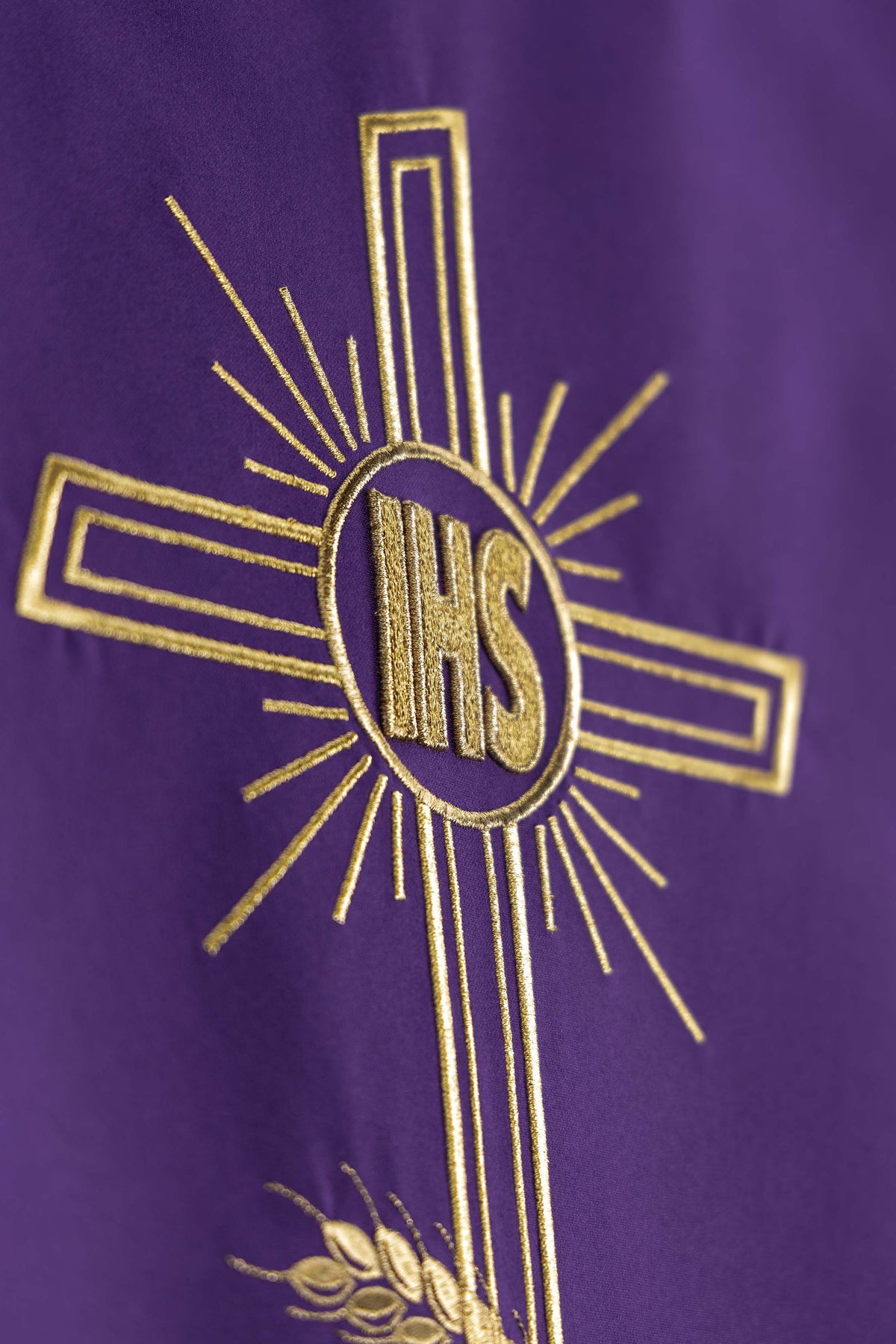 Capa Ambon Roxa Bordada IHS e Cruz - Roxo