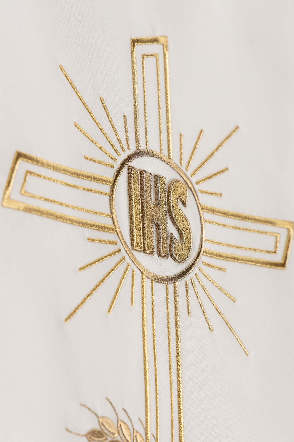 Capa de ambão bordada com IHS e cruz - marfim