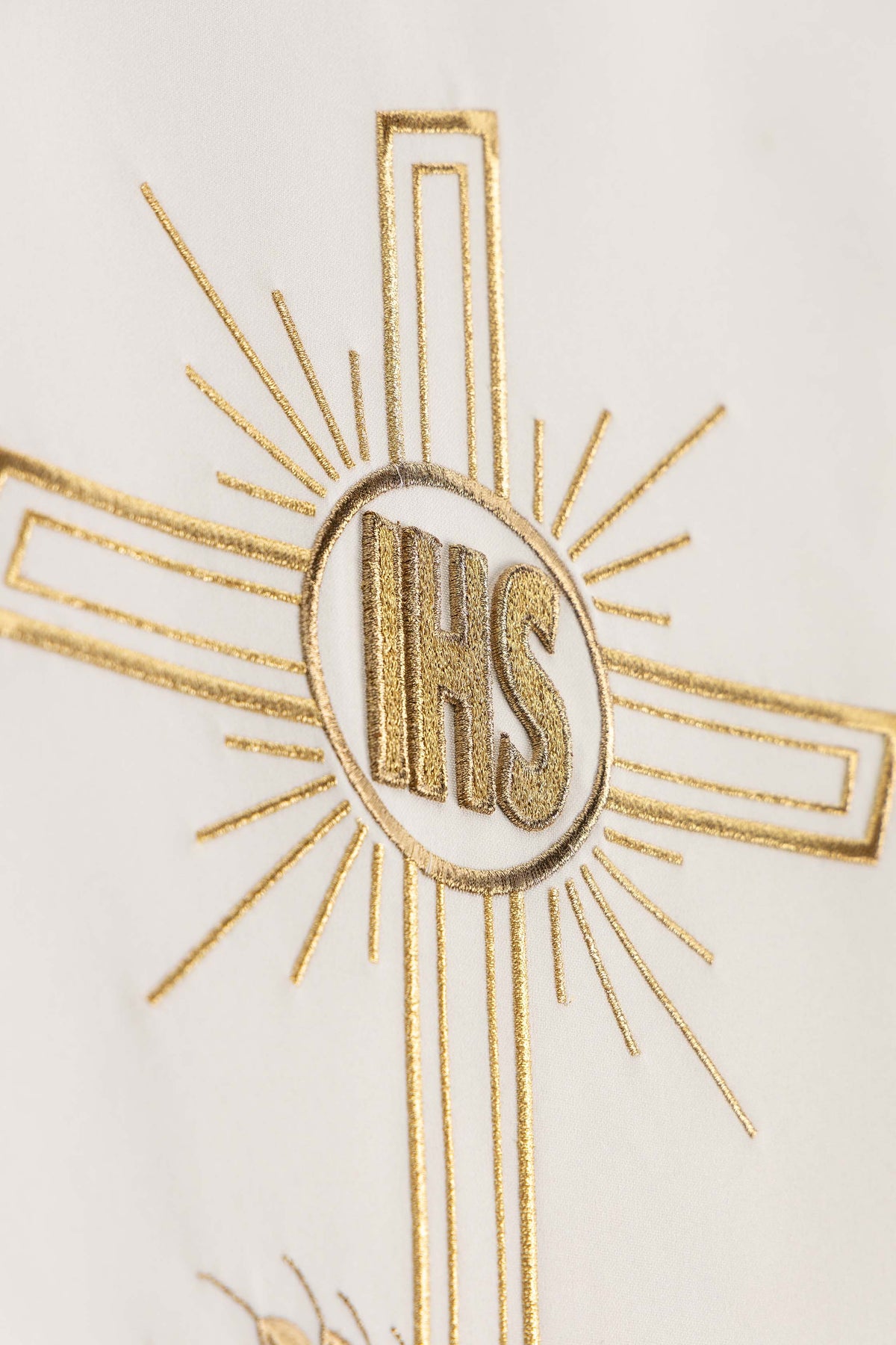 Capa de ambão bordada com IHS e cruz - marfim