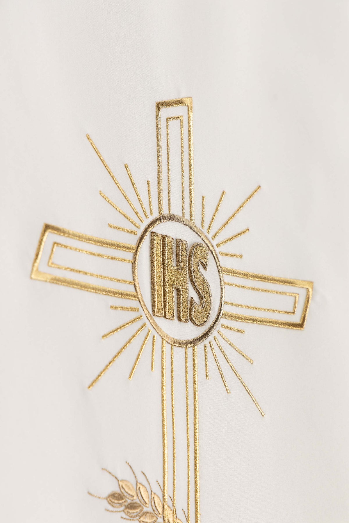 Capa de ambão bordada com IHS e cruz - marfim