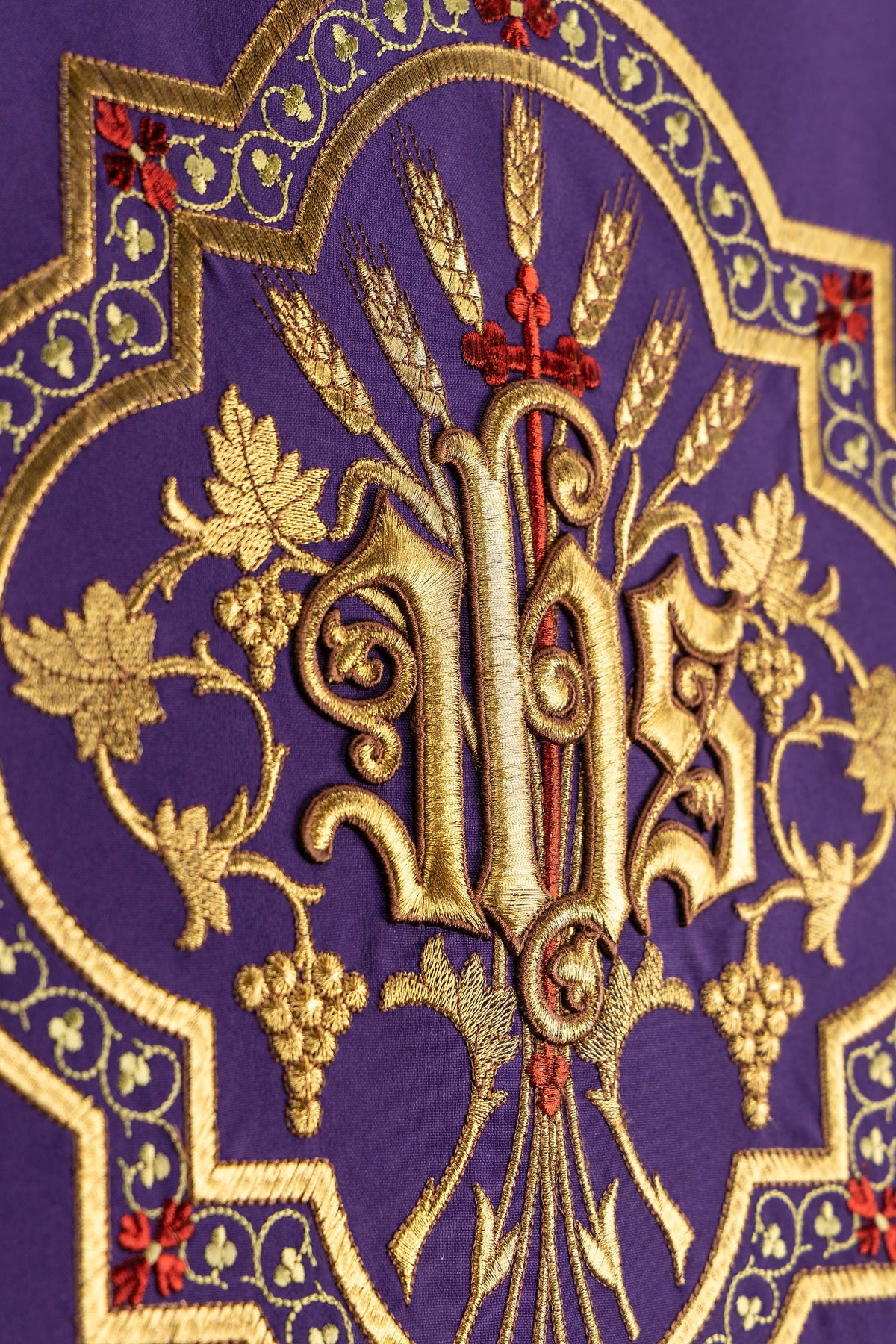 Capa de ambon roxa com bordado IHS dourado - roxo