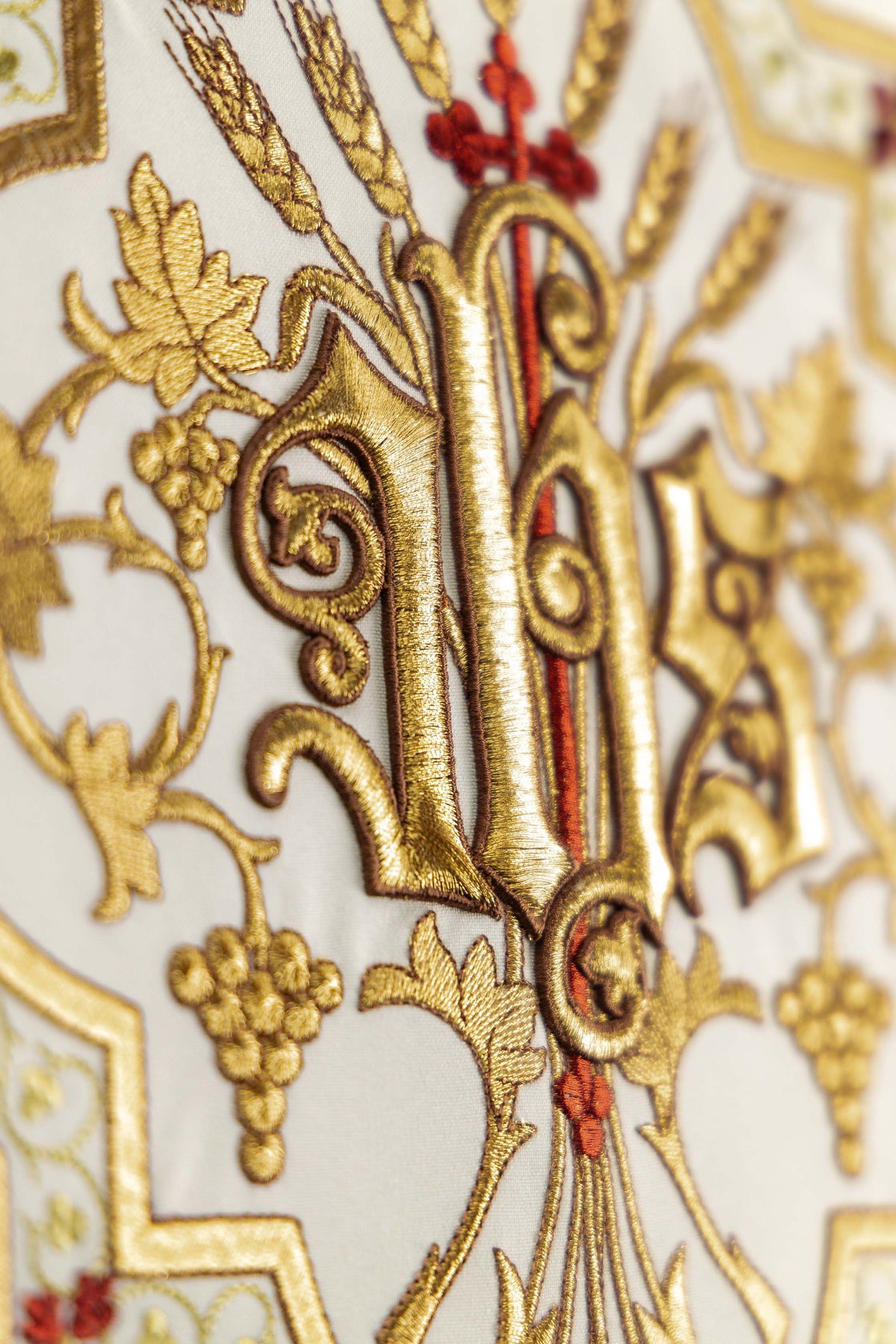 Capa Ambon com bordado dourado IHS - marfim