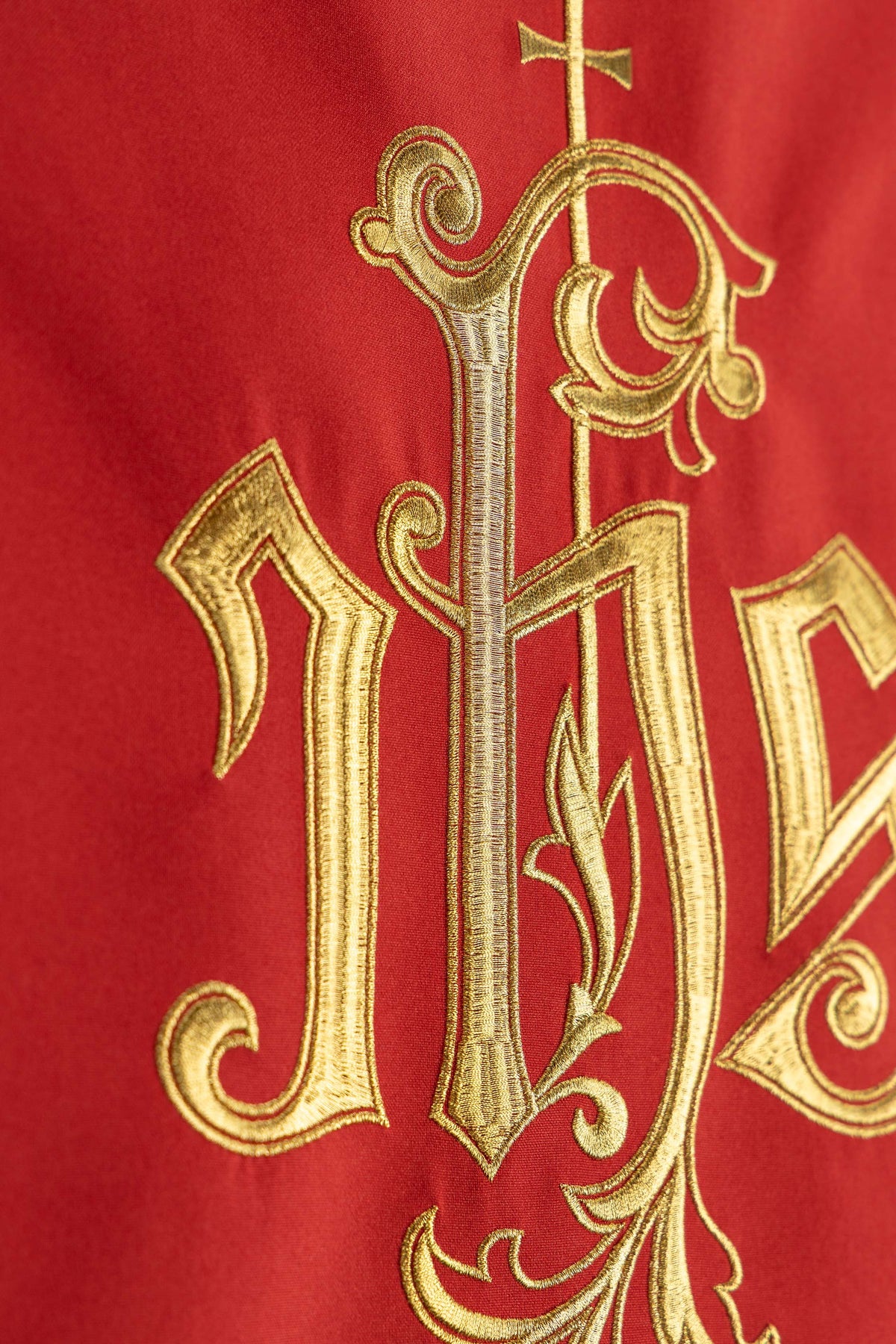 Capa ambon vermelha com bordado clássico IHS - vermelho