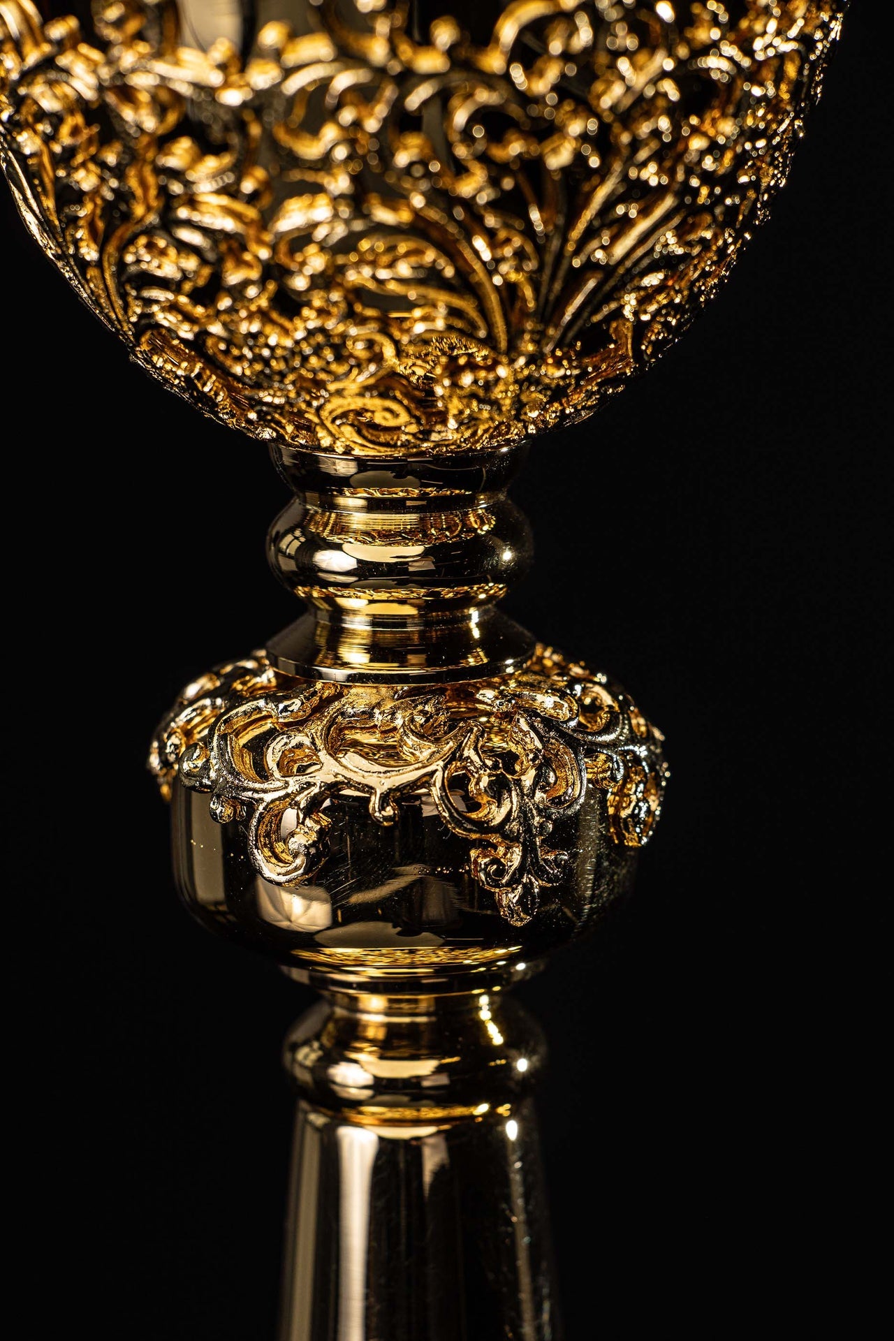 Cáliz de misa artesanal bañado en oro y adornado con zafiros