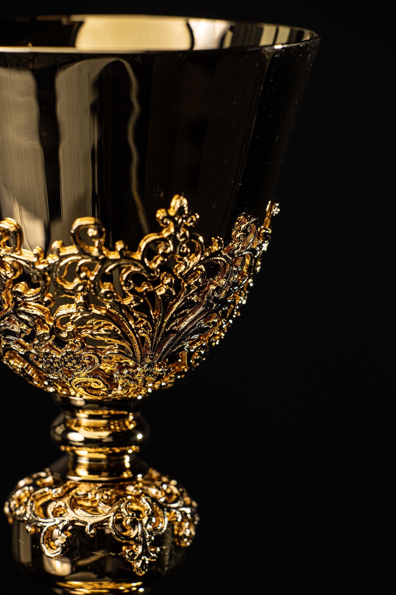 Cáliz de misa artesanal bañado en oro y adornado con zafiros