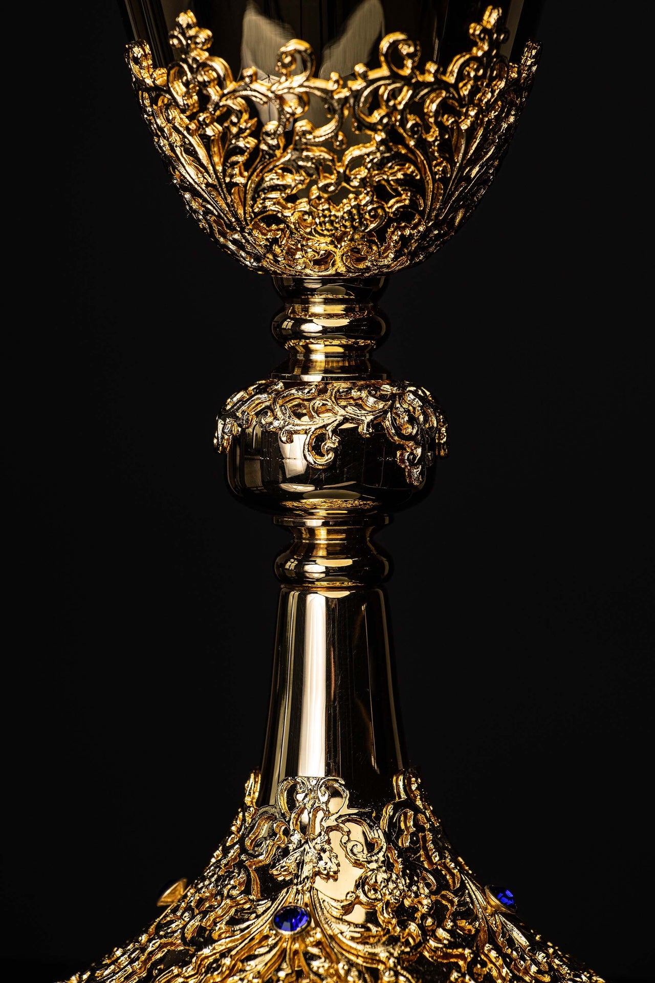 Cáliz de misa artesanal bañado en oro y adornado con zafiros